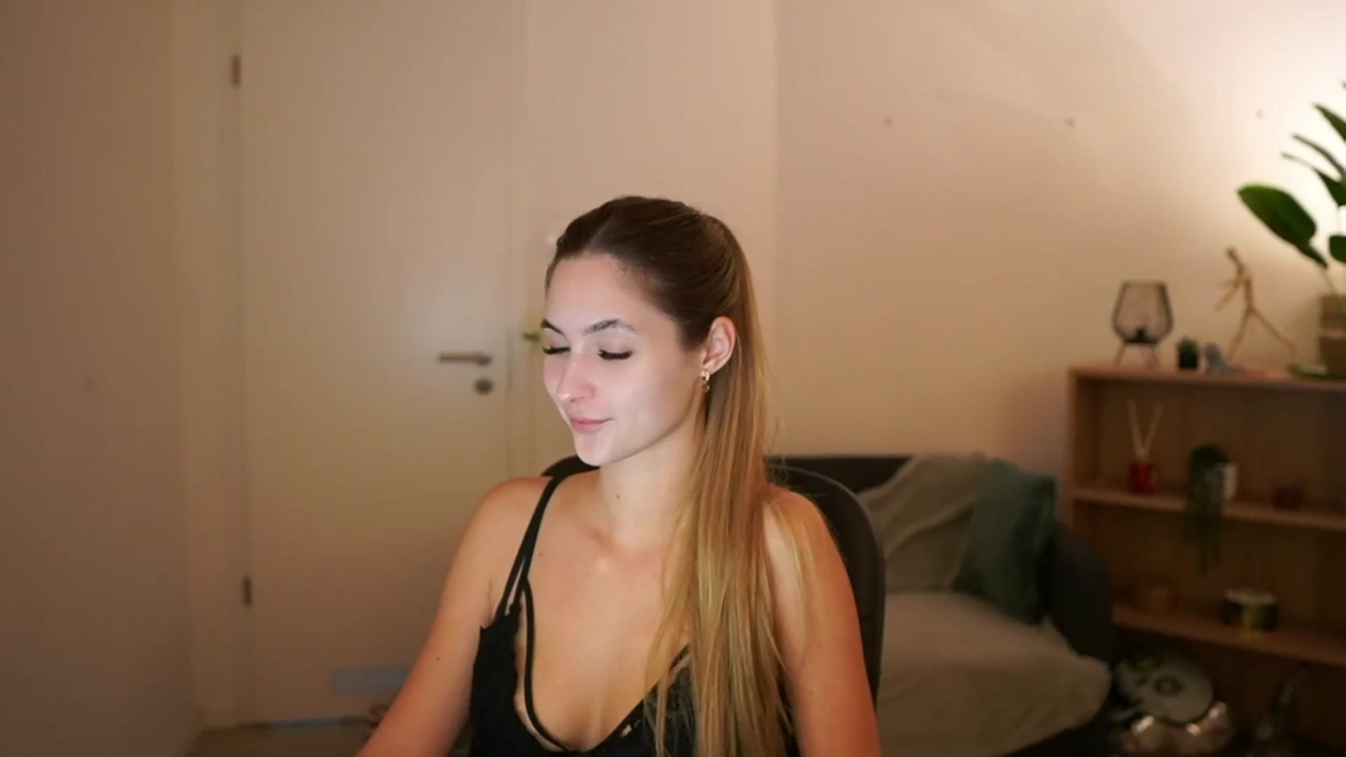 Gallery image thumbnail from CuteGirl_18's myfreecams stream on, 03/03/2025, 18:35 image 2 of 20