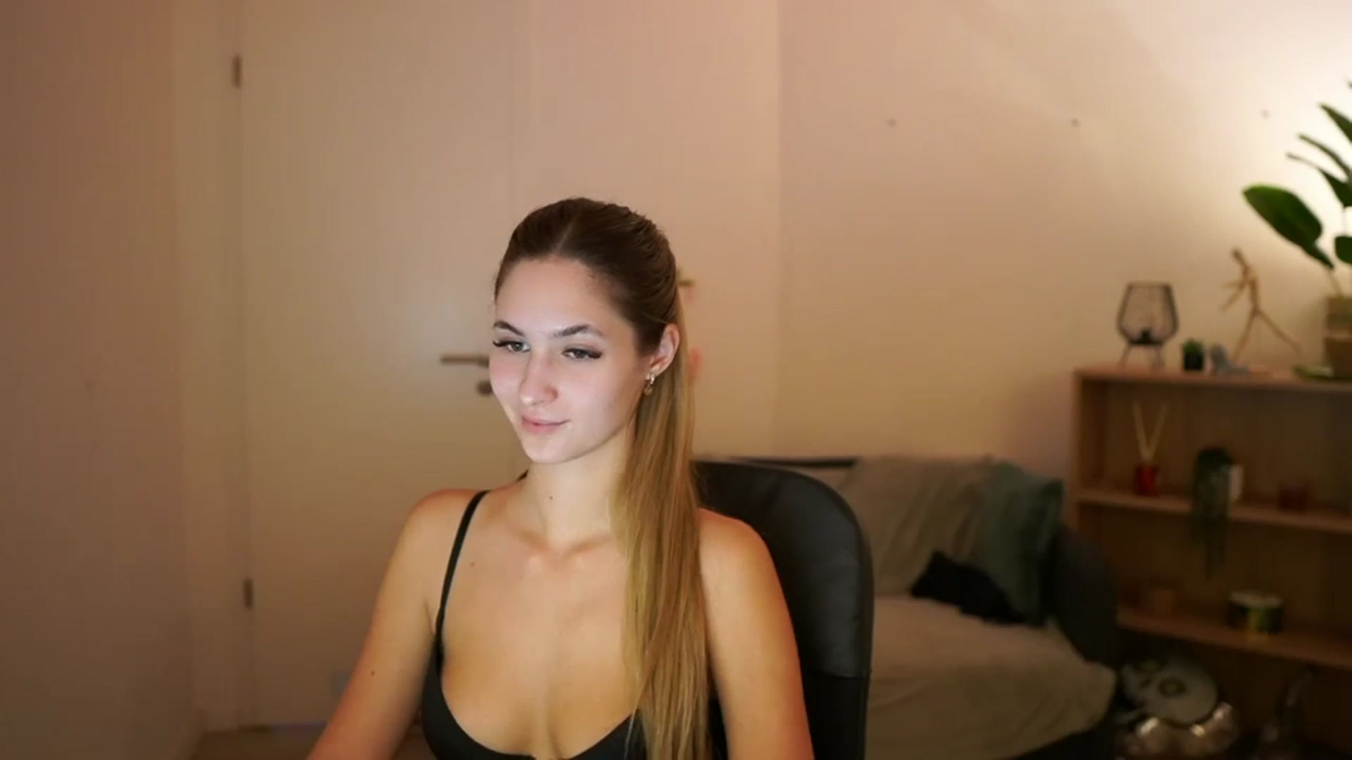 Gallery image thumbnail from CuteGirl_18's myfreecams stream on, 03/03/2025, 19:10 image 4 of 20