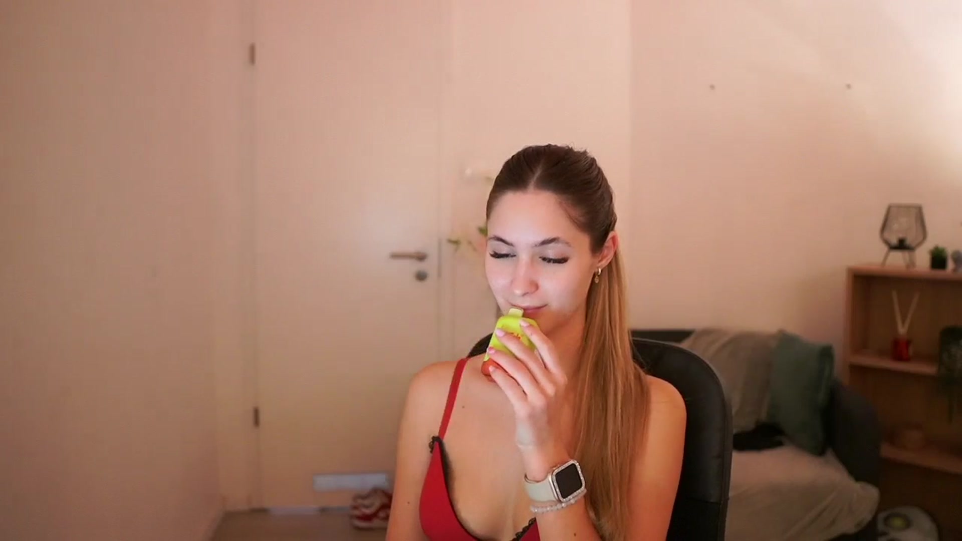Gallery image thumbnail from CuteGirl_18's myfreecams stream on, 03/05/2025, 15:12 image 12 of 20