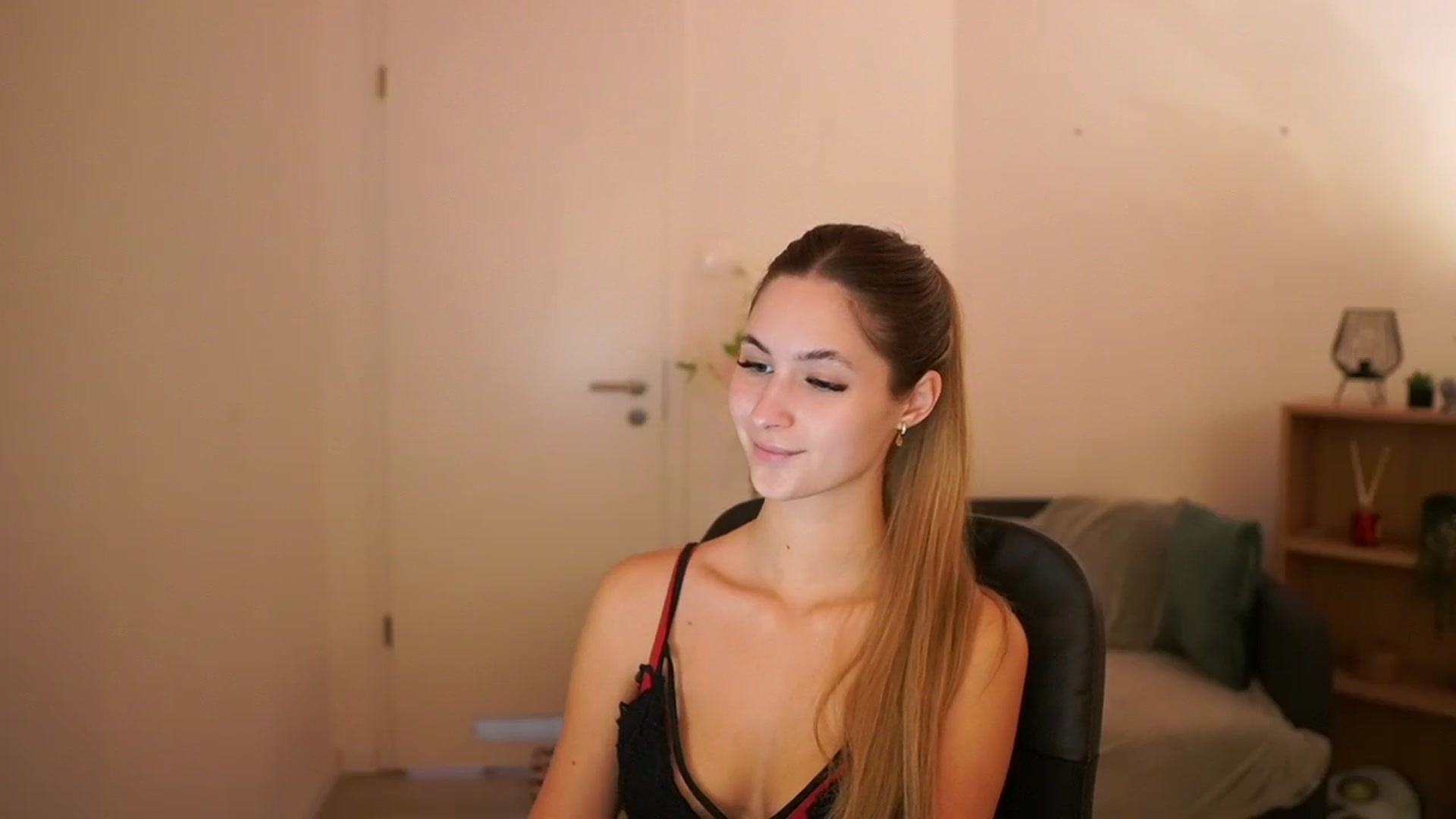 Gallery image thumbnail from CuteGirl_18's myfreecams stream on, 03/05/2025, 15:12 image 8 of 20