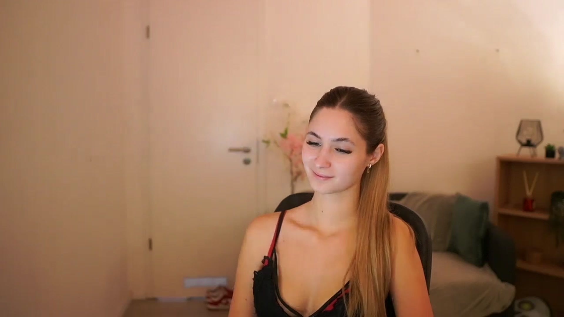 Gallery image thumbnail from CuteGirl_18's myfreecams stream on, 03/05/2025, 15:12 image 9 of 20
