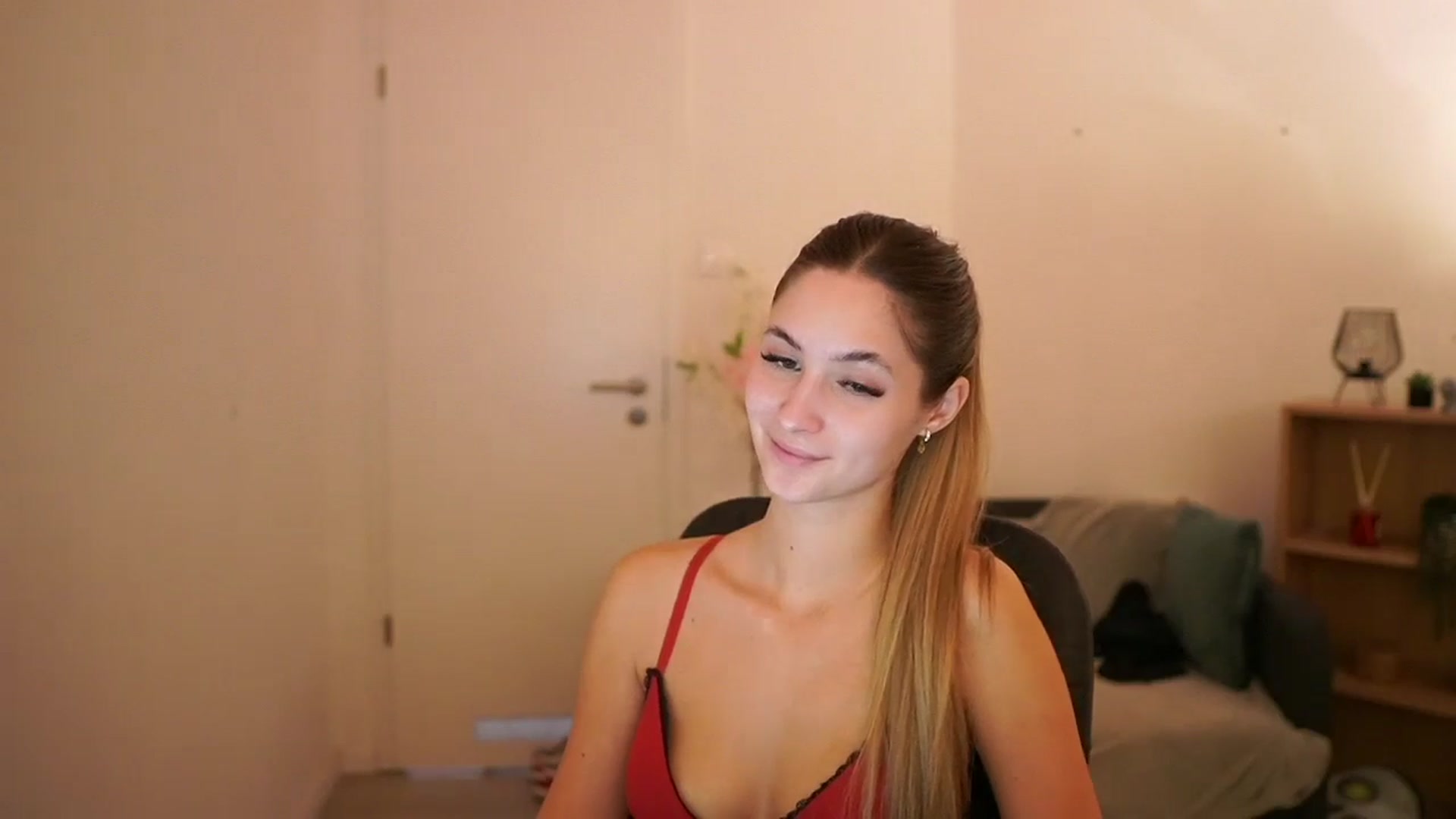 Gallery image thumbnail from CuteGirl_18's myfreecams stream on, 03/05/2025, 15:34 image 4 of 20