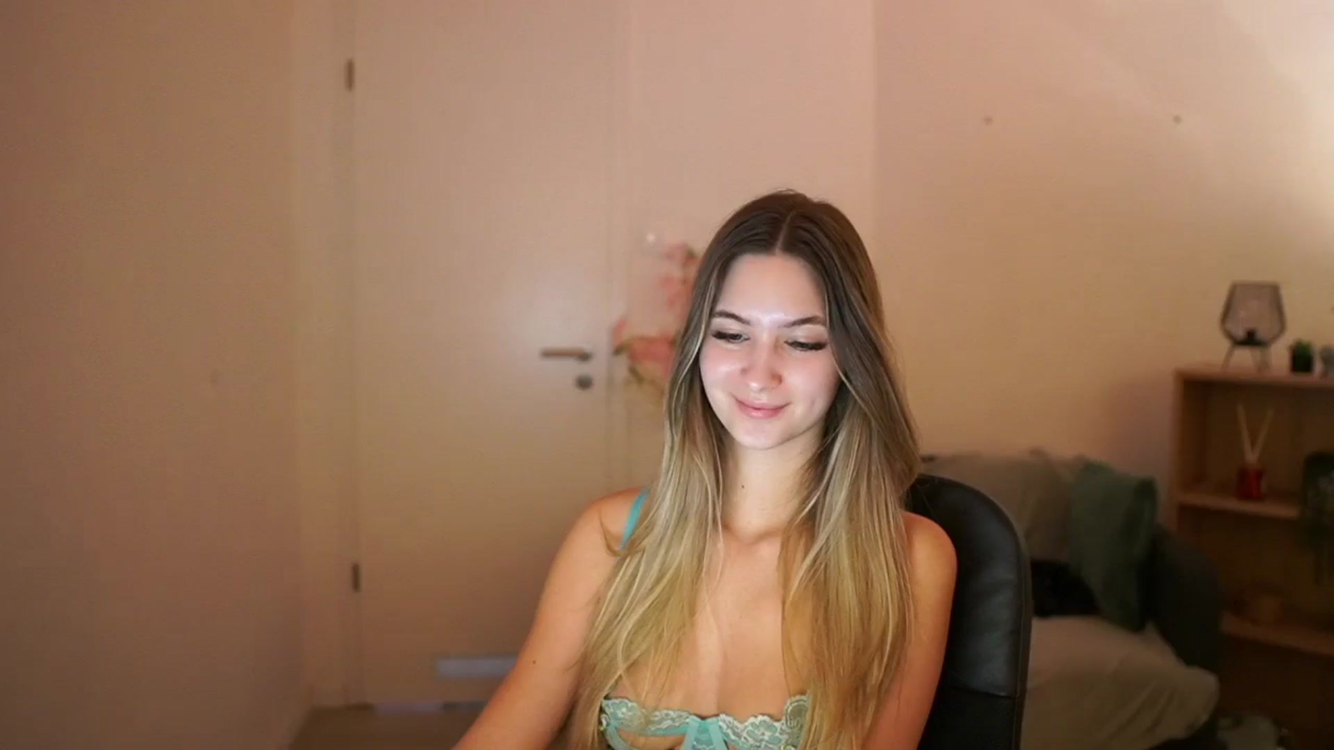 Gallery image thumbnail from CuteGirl_18's myfreecams stream on, 03/09/2025, 15:16 image 3 of 20