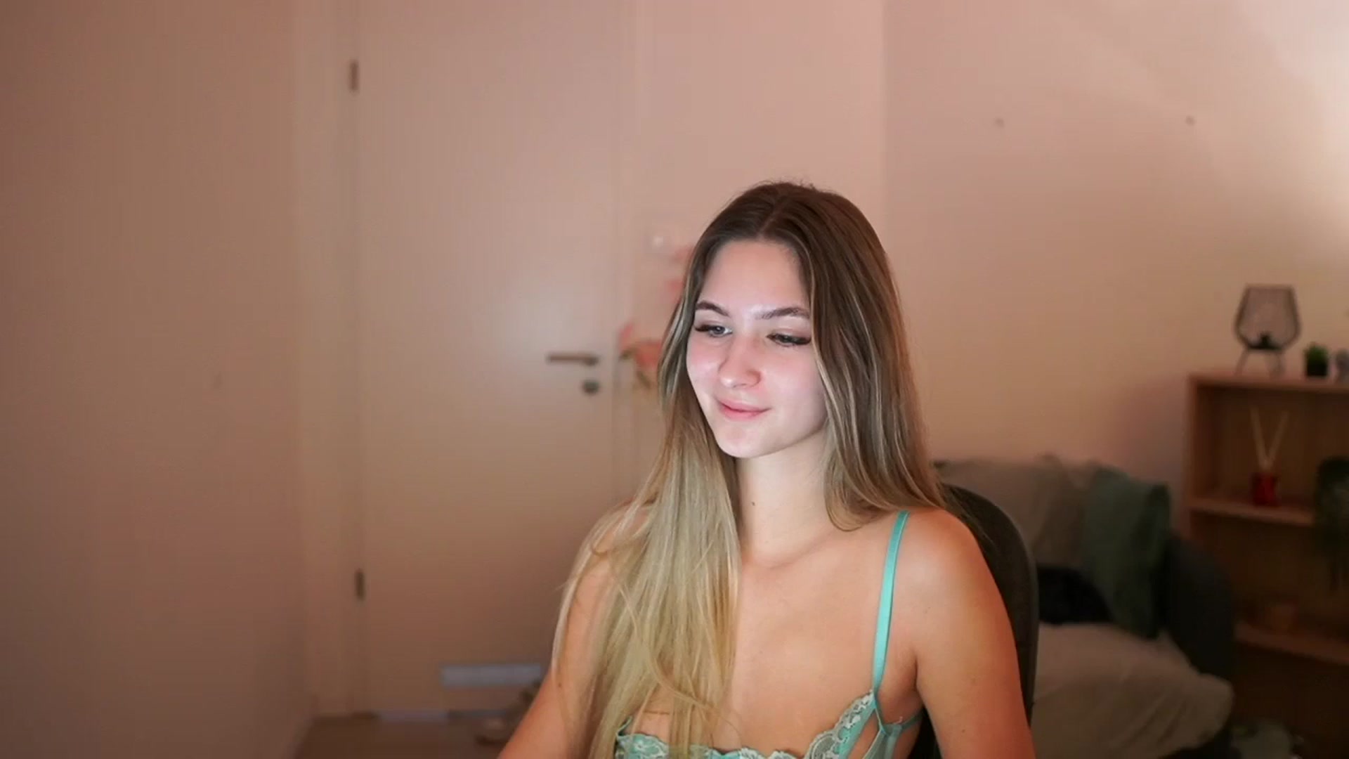 Gallery image thumbnail from CuteGirl_18's myfreecams stream on, 03/09/2025, 15:16 image 11 of 20