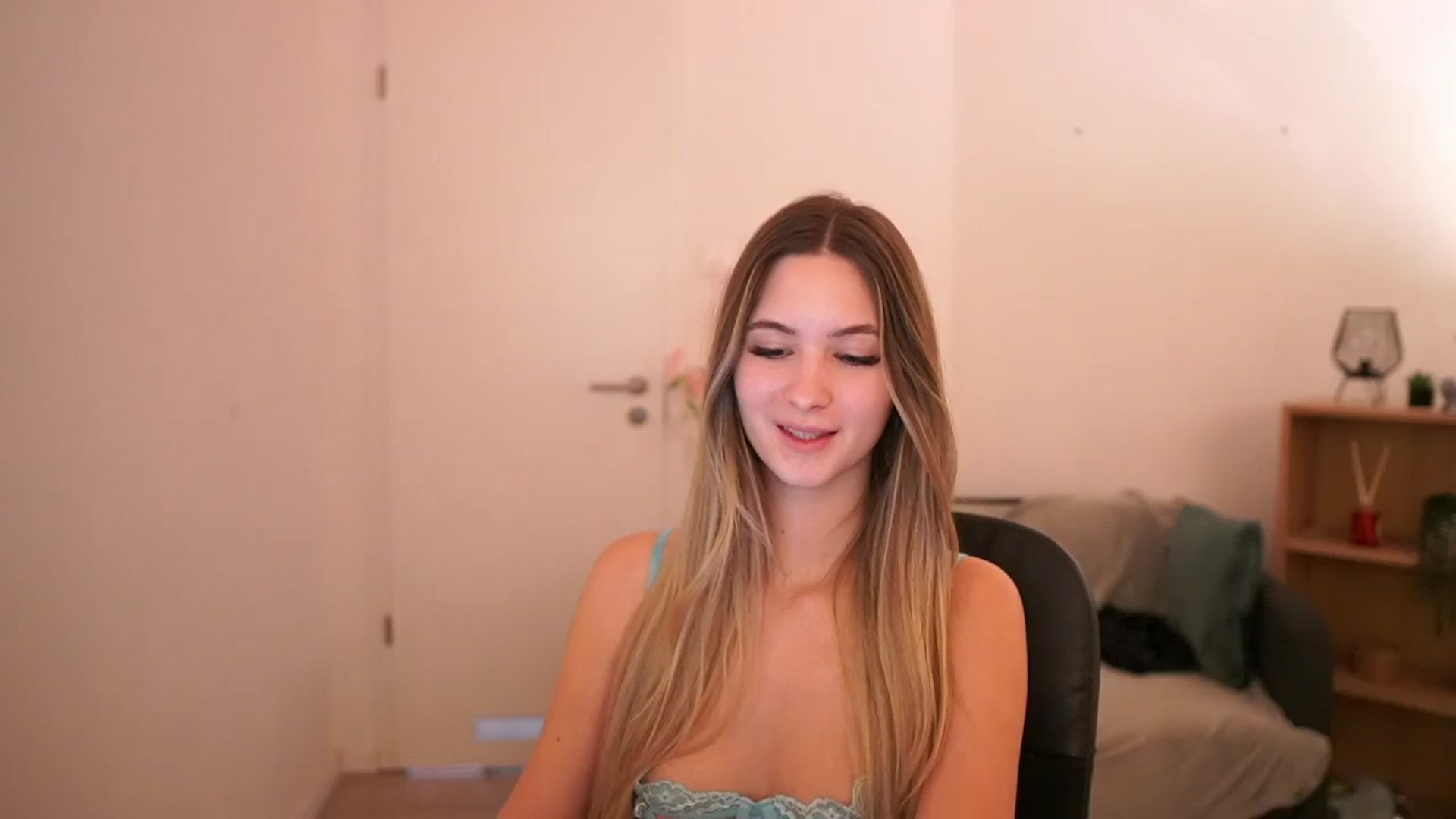 Gallery image thumbnail from CuteGirl_18's myfreecams stream on, 03/09/2025, 15:16 image 5 of 20