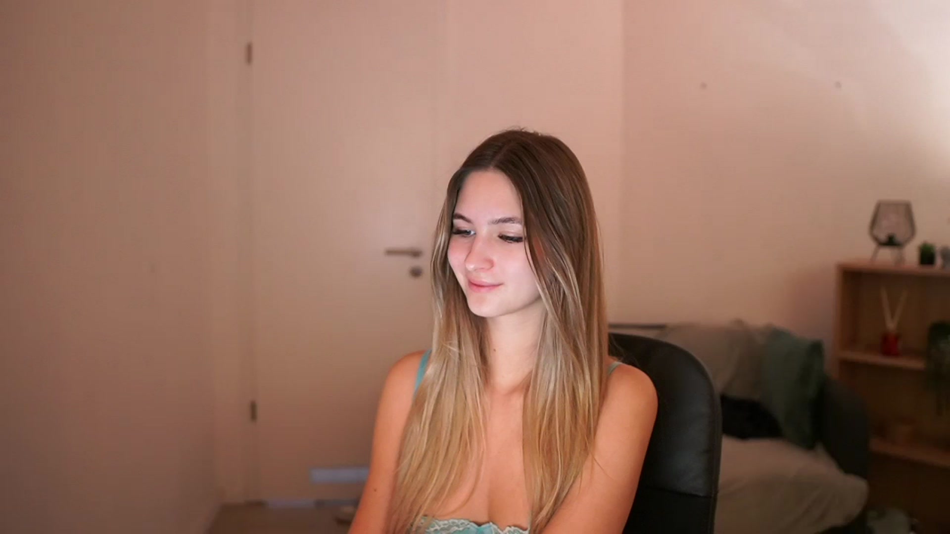 Gallery image thumbnail from CuteGirl_18's myfreecams stream on, 03/09/2025, 15:16 image 6 of 20