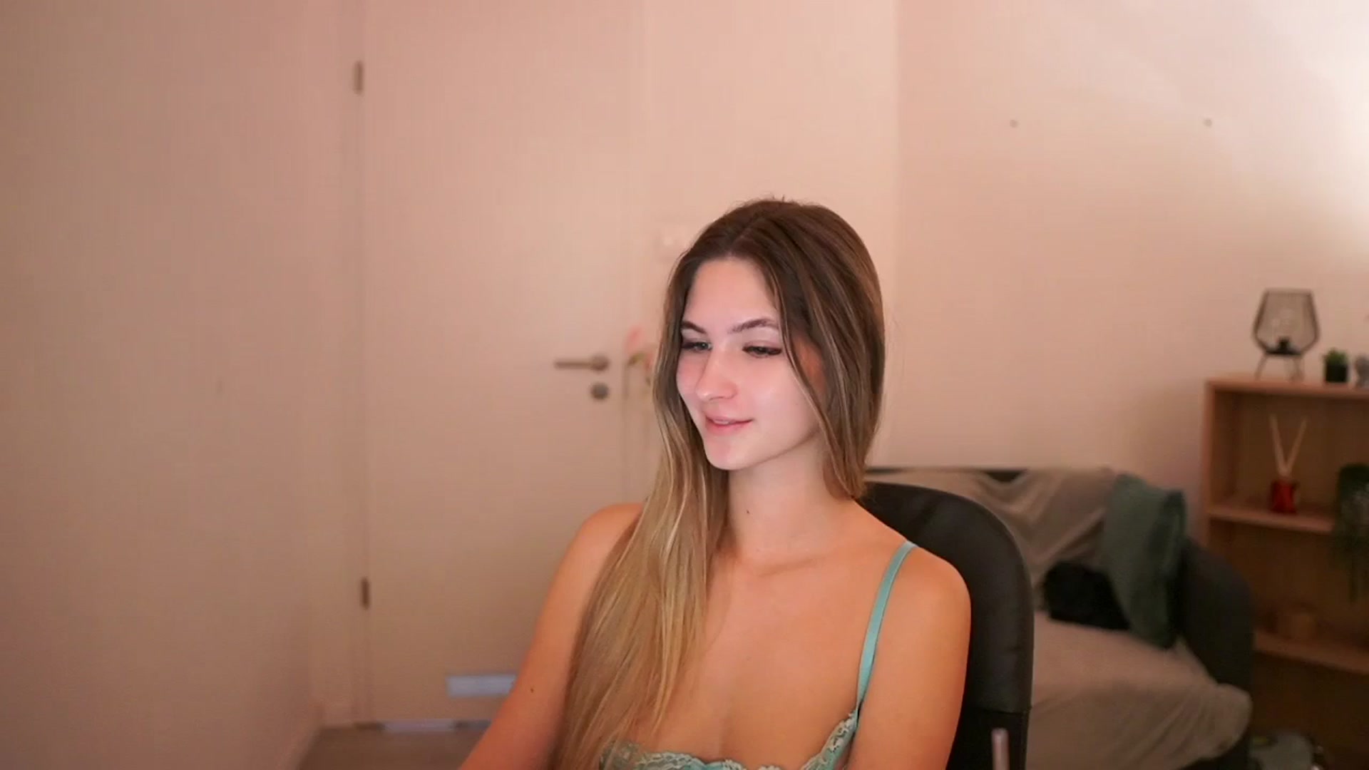 Gallery image thumbnail from CuteGirl_18's myfreecams stream on, 03/09/2025, 15:41 image 6 of 20