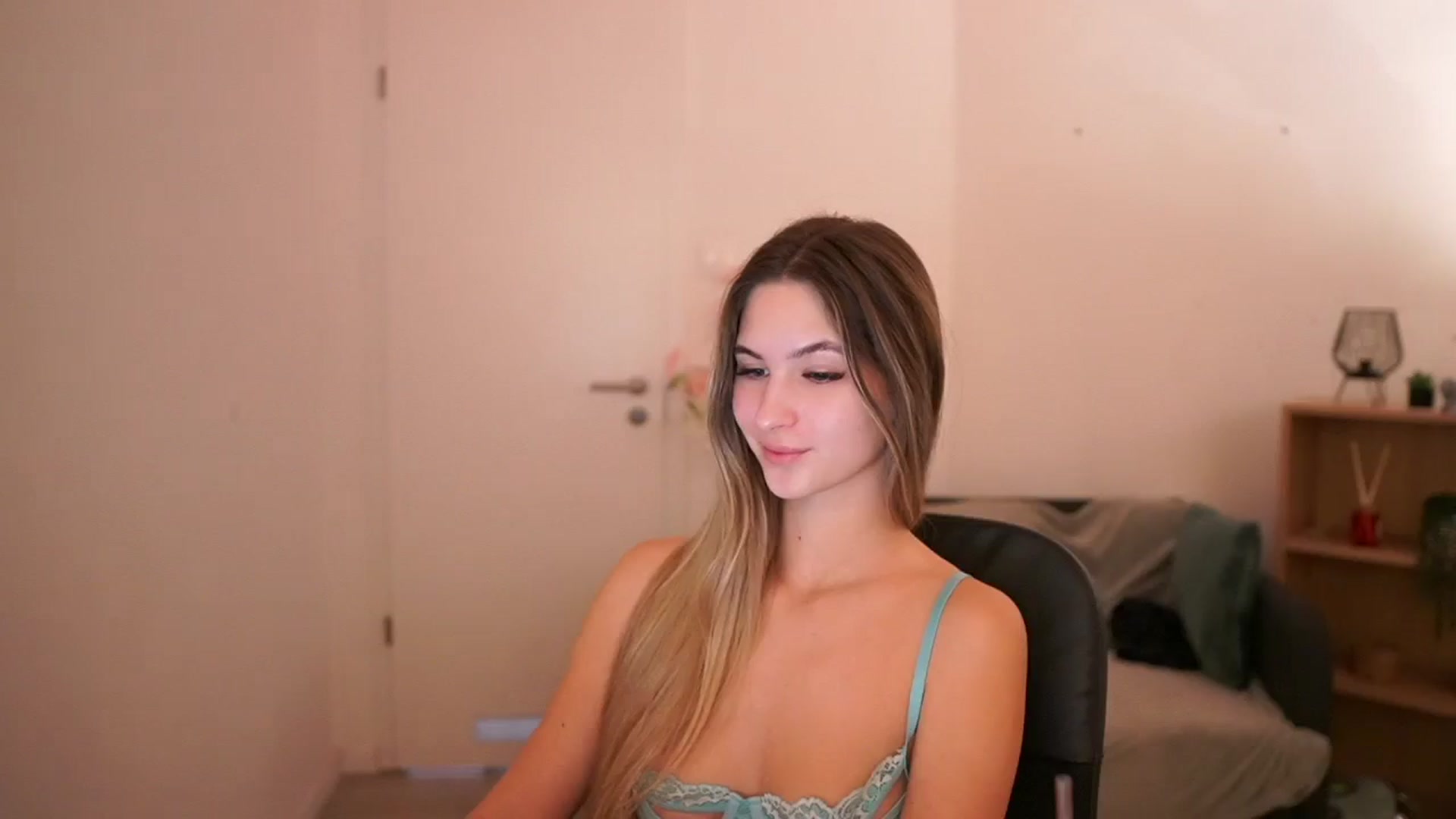 Gallery image thumbnail from CuteGirl_18's myfreecams stream on, 03/09/2025, 15:41 image 5 of 20