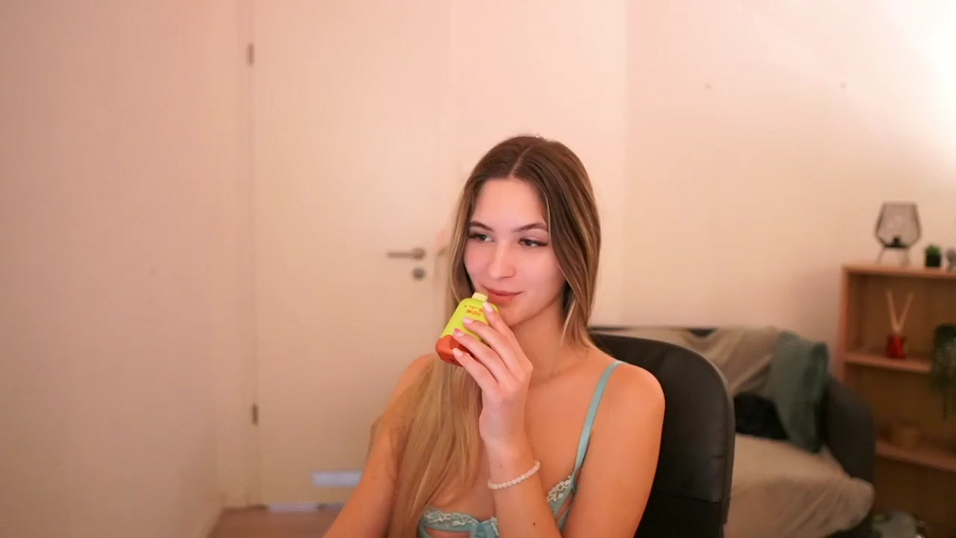Gallery image thumbnail from CuteGirl_18's myfreecams stream on, 03/09/2025, 15:41 image 20 of 20