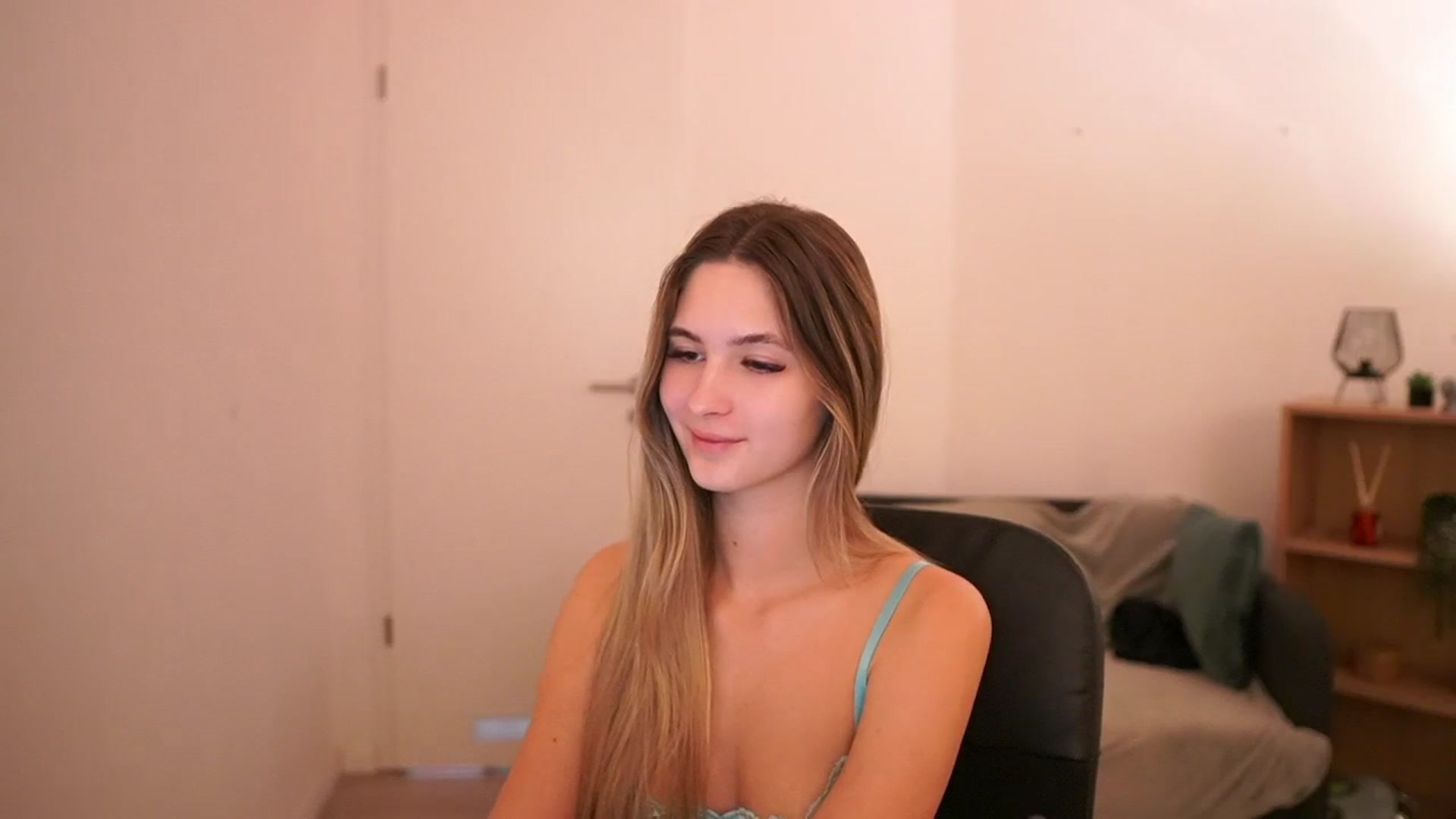 Gallery image thumbnail from CuteGirl_18's myfreecams stream on, 03/09/2025, 16:28 image 3 of 20