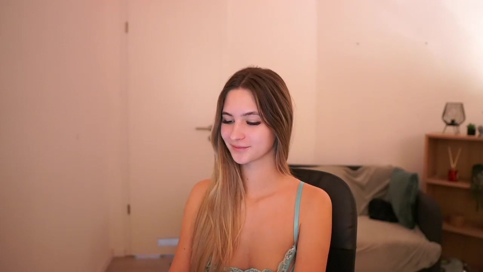 Gallery image thumbnail from CuteGirl_18's myfreecams stream on, 03/09/2025, 16:28 image 12 of 20