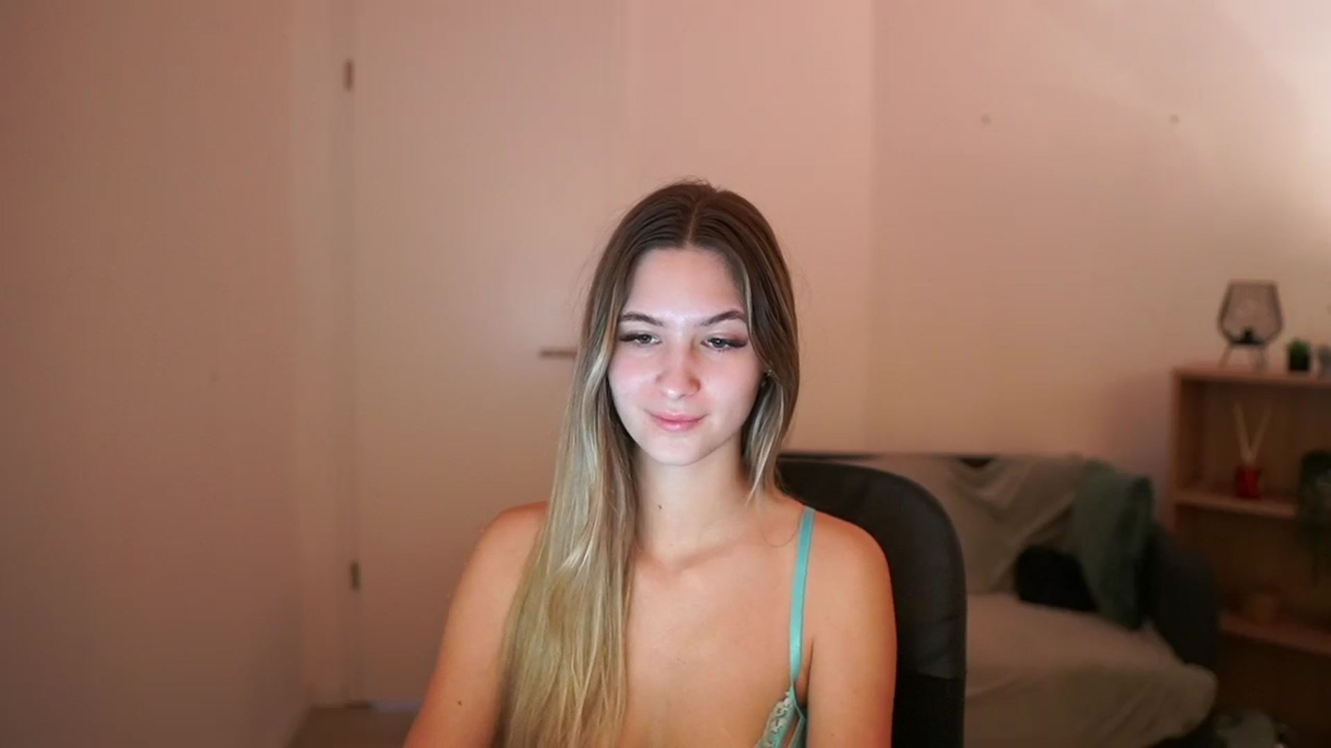 Gallery image thumbnail from CuteGirl_18's myfreecams stream on, 03/09/2025, 16:28 image 15 of 20