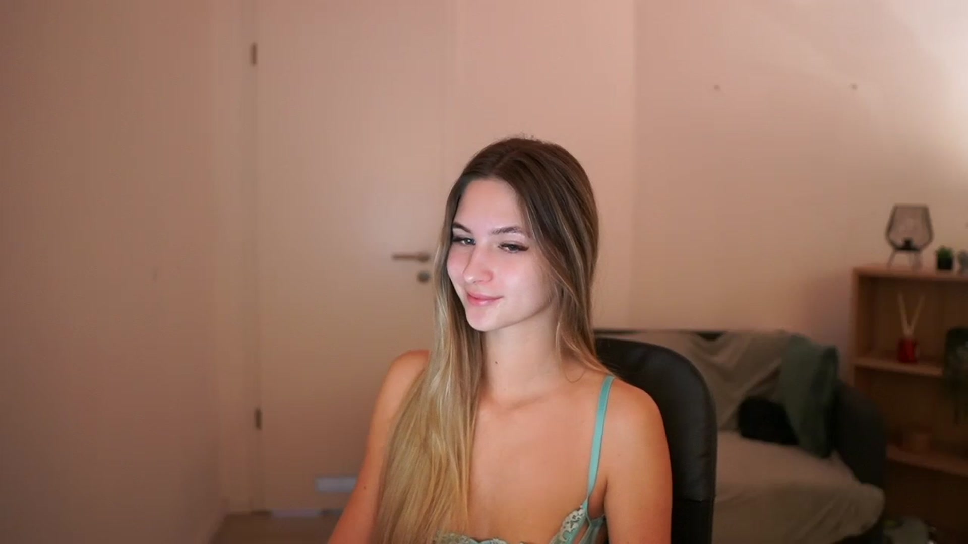 Gallery image thumbnail from CuteGirl_18's myfreecams stream on, 03/09/2025, 16:28 image 17 of 20