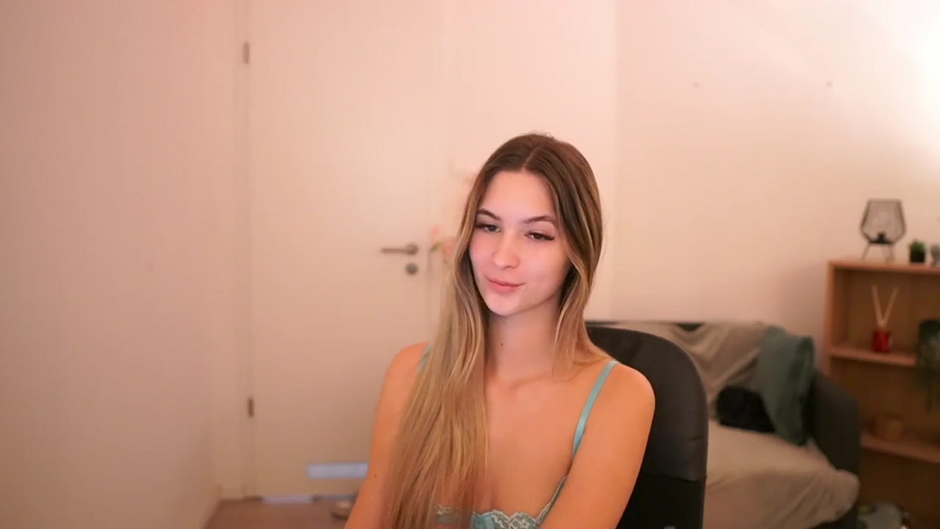 Gallery image thumbnail from CuteGirl_18's myfreecams stream on, 03/09/2025, 16:28 image 5 of 20