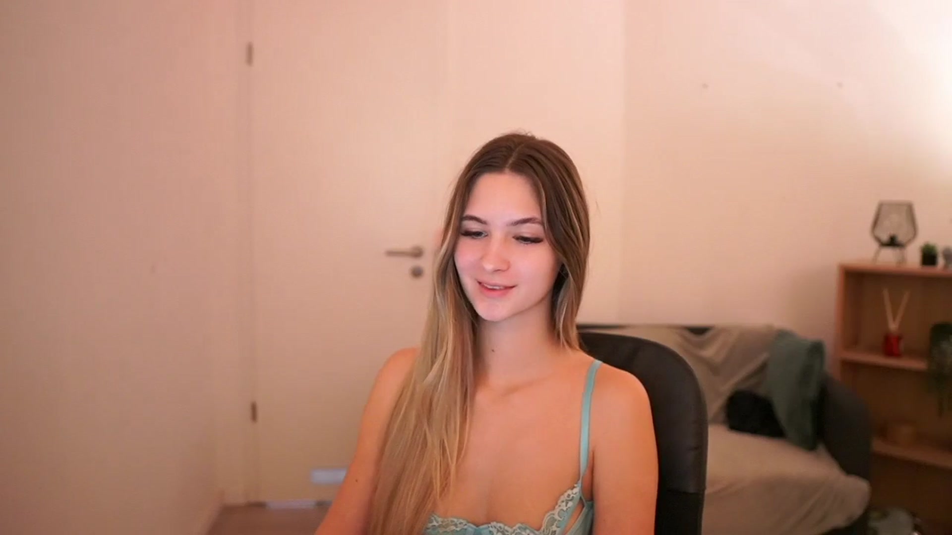 Gallery image thumbnail from CuteGirl_18's myfreecams stream on, 03/09/2025, 16:28 image 13 of 20