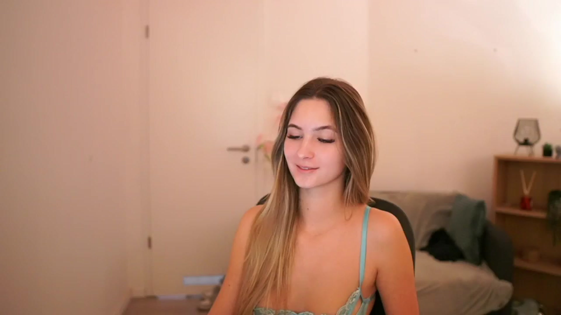 Gallery image thumbnail from CuteGirl_18's myfreecams stream on, 03/09/2025, 18:04 image 10 of 20
