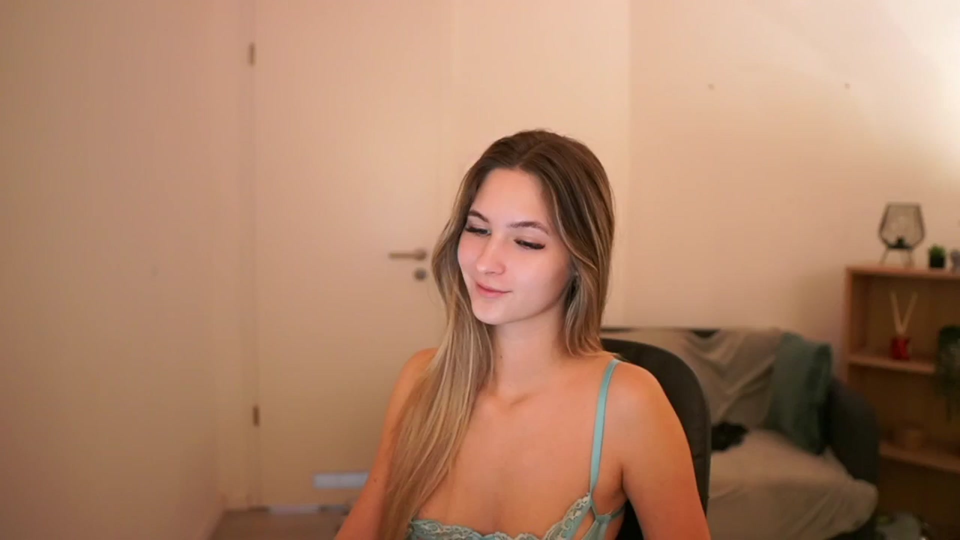 Gallery image thumbnail from CuteGirl_18's myfreecams stream on, 03/09/2025, 18:04 image 2 of 20