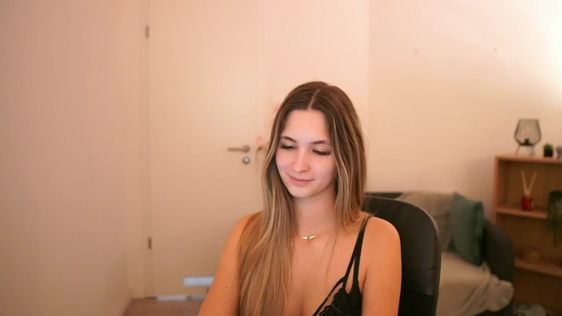 Gallery image thumbnail from CuteGirl_18's myfreecams stream on, 03/10/2025, 16:00 image 3 of 20