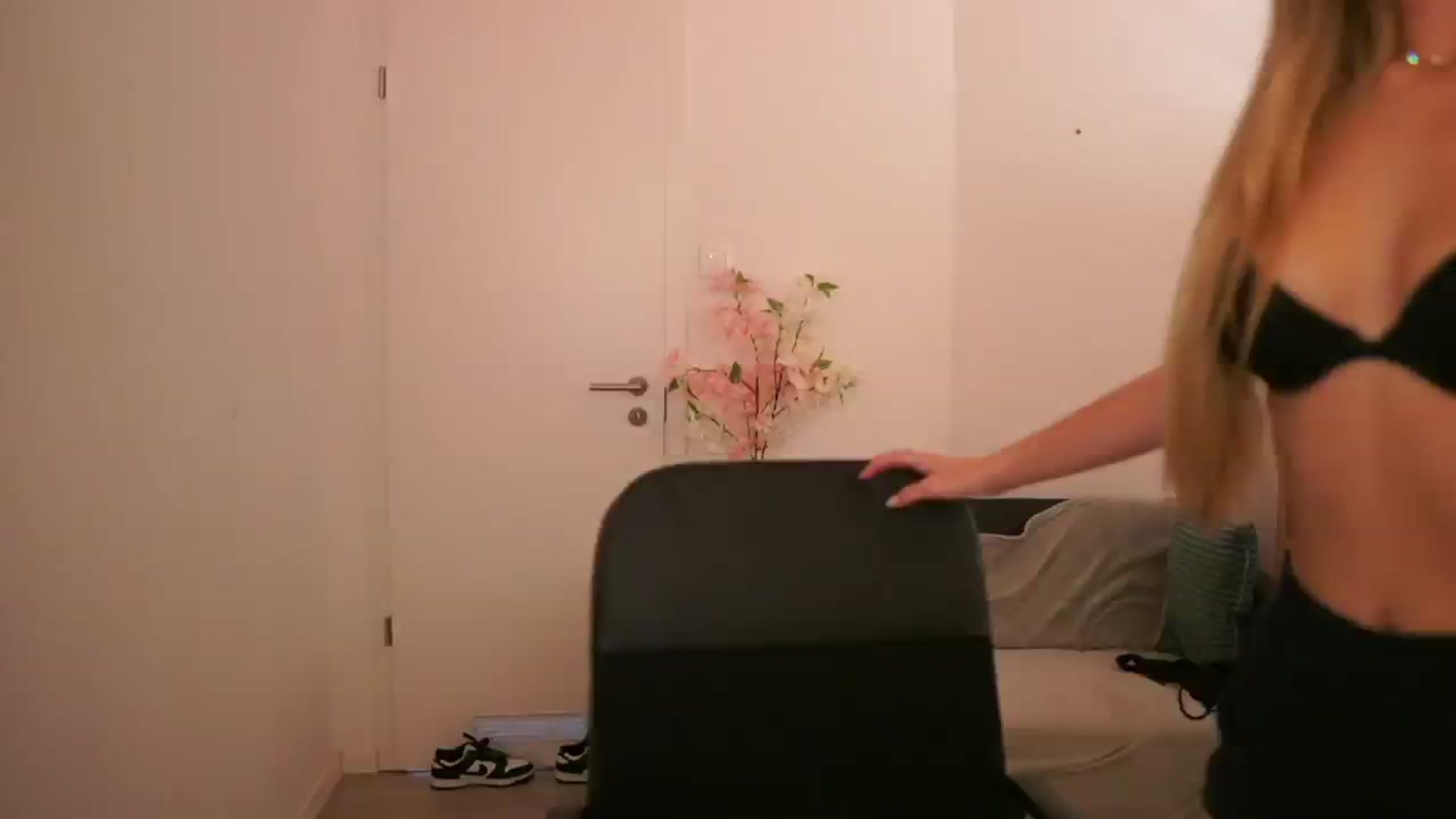 Gallery image thumbnail from CuteGirl_18's myfreecams stream on, 03/10/2025, 17:40 image 16 of 20