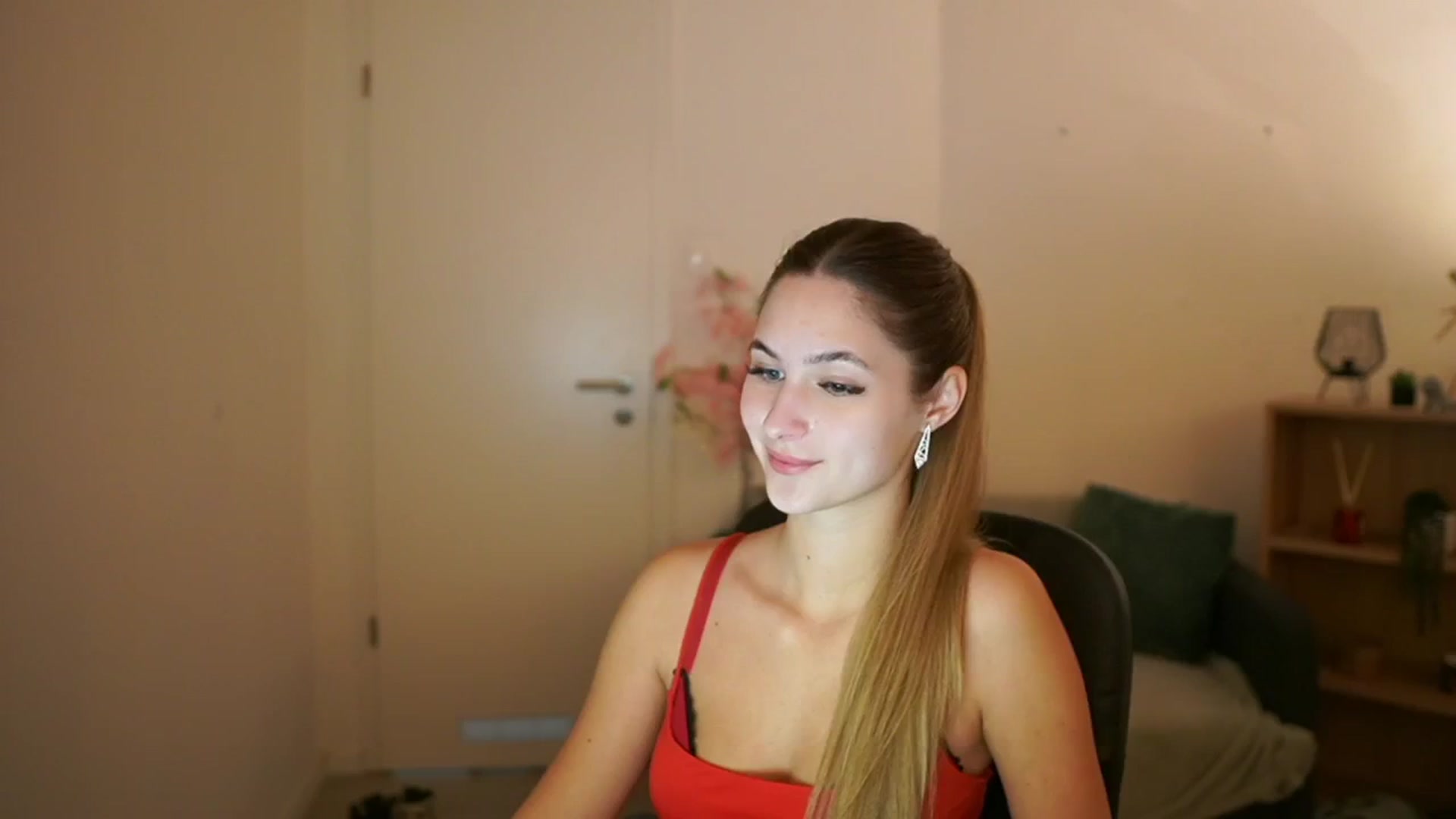Gallery image thumbnail from CuteGirl_18's myfreecams stream on, 03/13/2025, 14:11 image 3 of 20