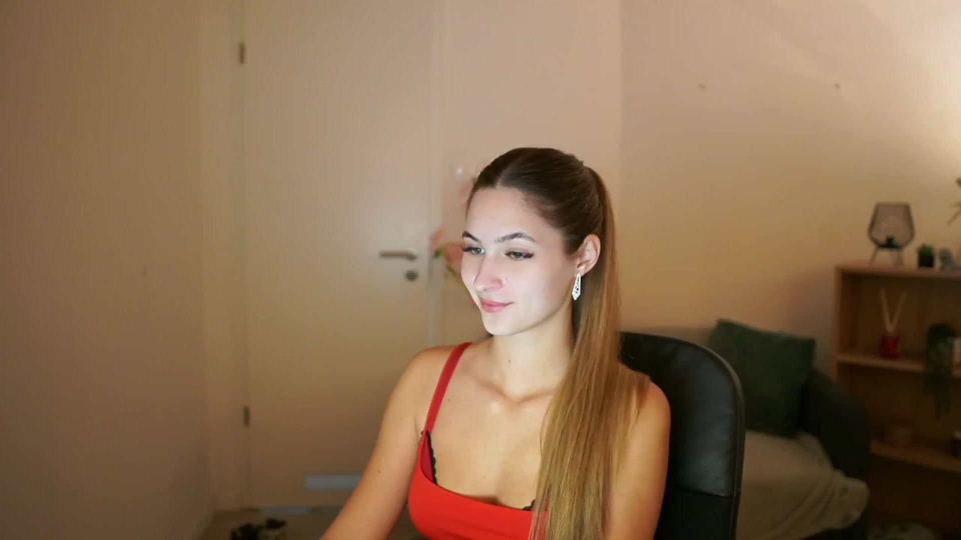 Gallery image thumbnail from CuteGirl_18's myfreecams stream on, 03/13/2025, 14:11 image 7 of 20