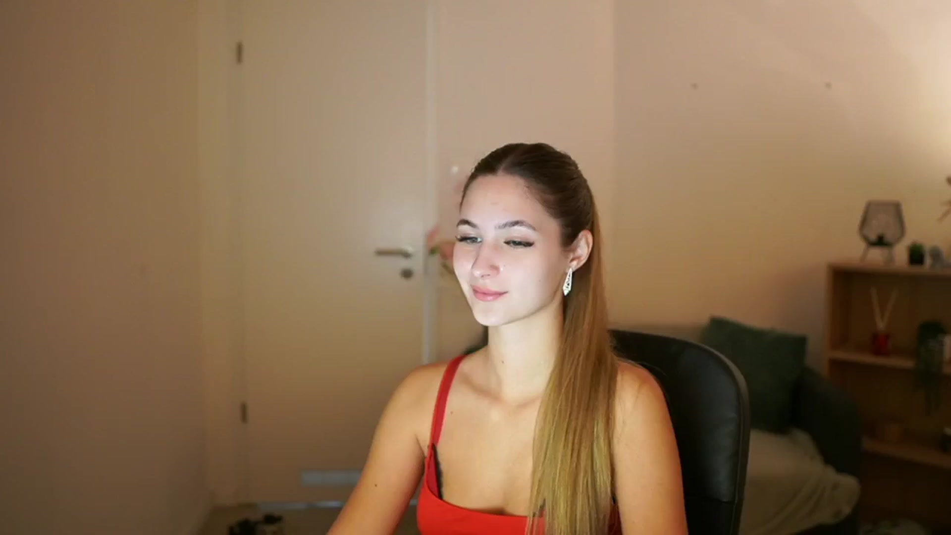 Gallery image thumbnail from CuteGirl_18's myfreecams stream on, 03/13/2025, 14:11 image 12 of 20