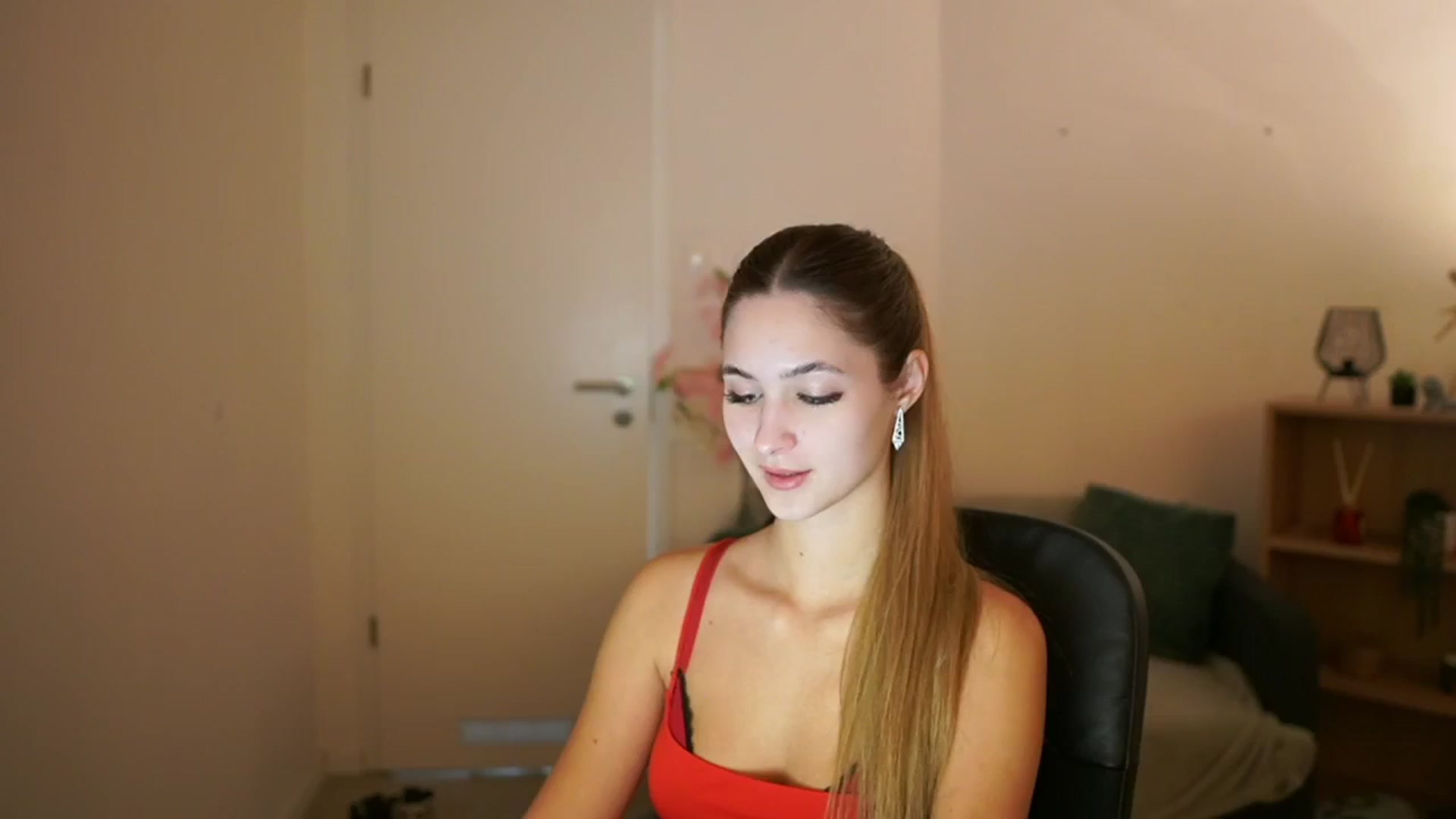 Gallery image thumbnail from CuteGirl_18's myfreecams stream on, 03/13/2025, 14:11 image 13 of 20