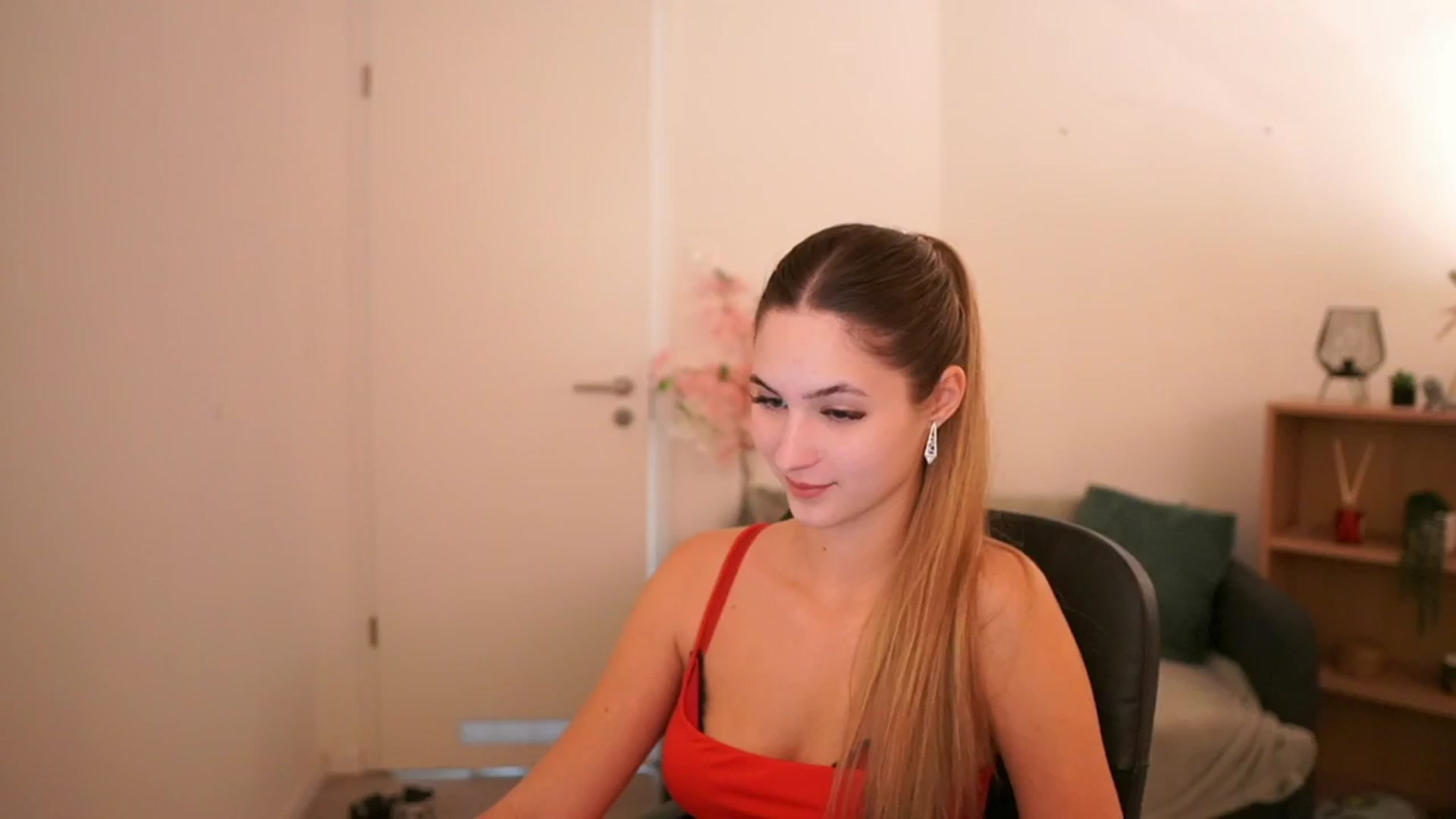 Gallery image thumbnail from CuteGirl_18's myfreecams stream on, 03/13/2025, 14:11 image 9 of 20