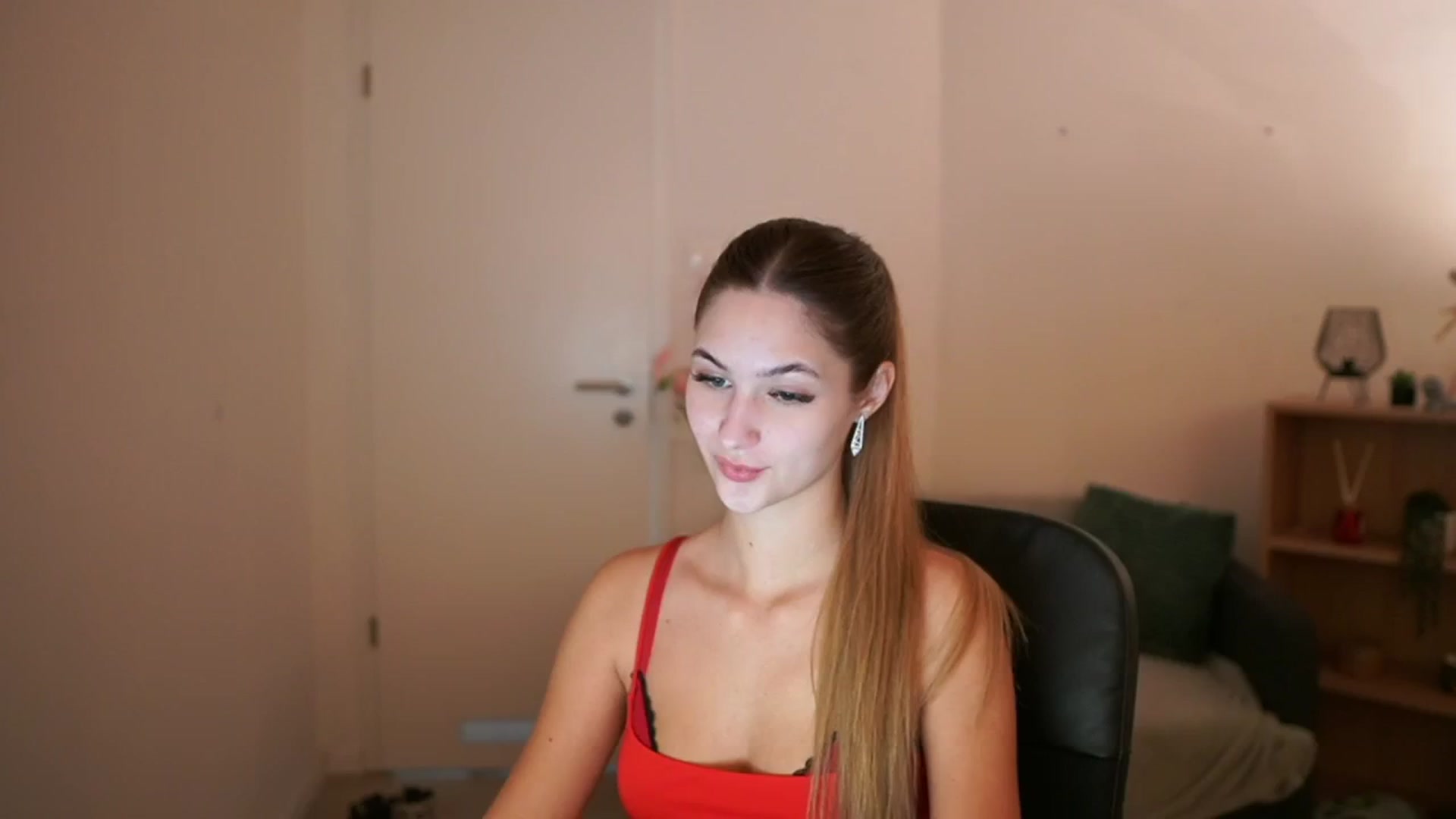 Gallery image thumbnail from CuteGirl_18's myfreecams stream on, 03/13/2025, 14:11 image 8 of 20