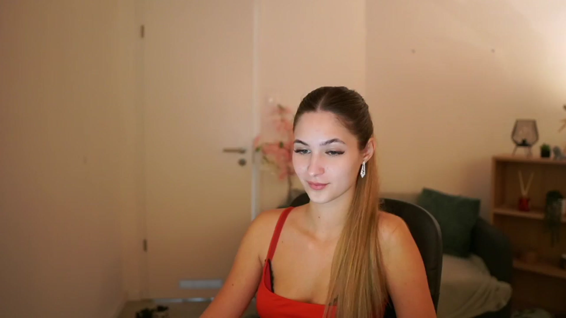 Gallery image thumbnail from CuteGirl_18's myfreecams stream on, 03/13/2025, 14:11 image 11 of 20