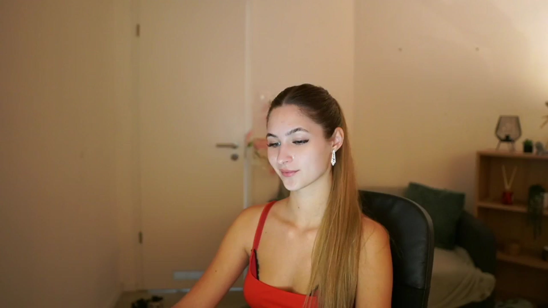 Gallery image thumbnail from CuteGirl_18's myfreecams stream on, 03/13/2025, 14:11 image 10 of 20