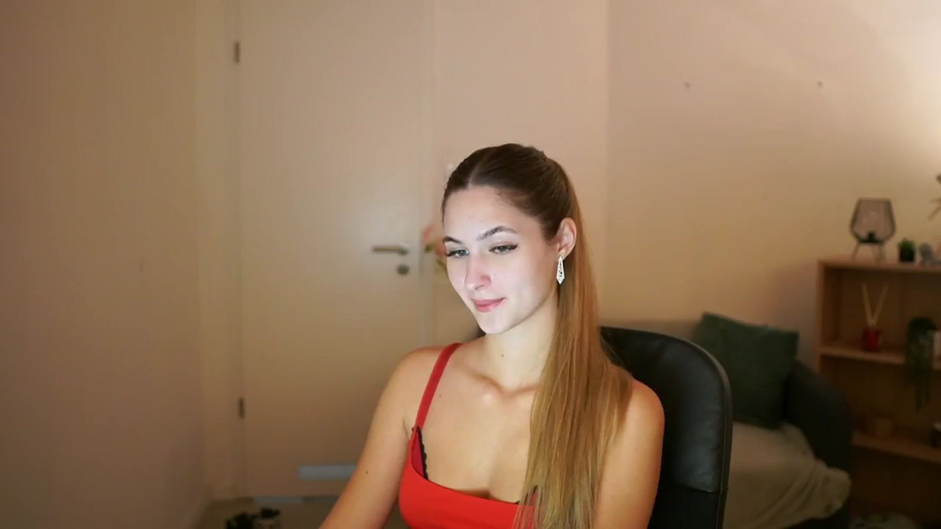Gallery image thumbnail from CuteGirl_18's myfreecams stream on, 03/13/2025, 14:11 image 6 of 20