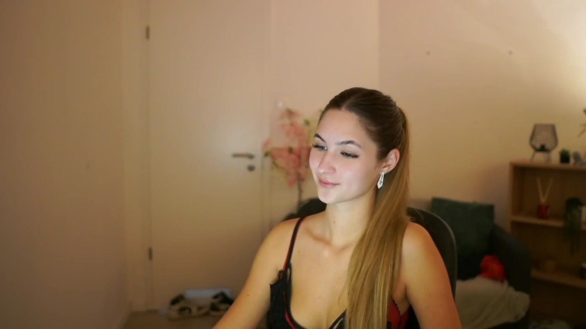 Gallery image thumbnail from CuteGirl_18's myfreecams stream on, 03/13/2025, 16:36 image 10 of 20