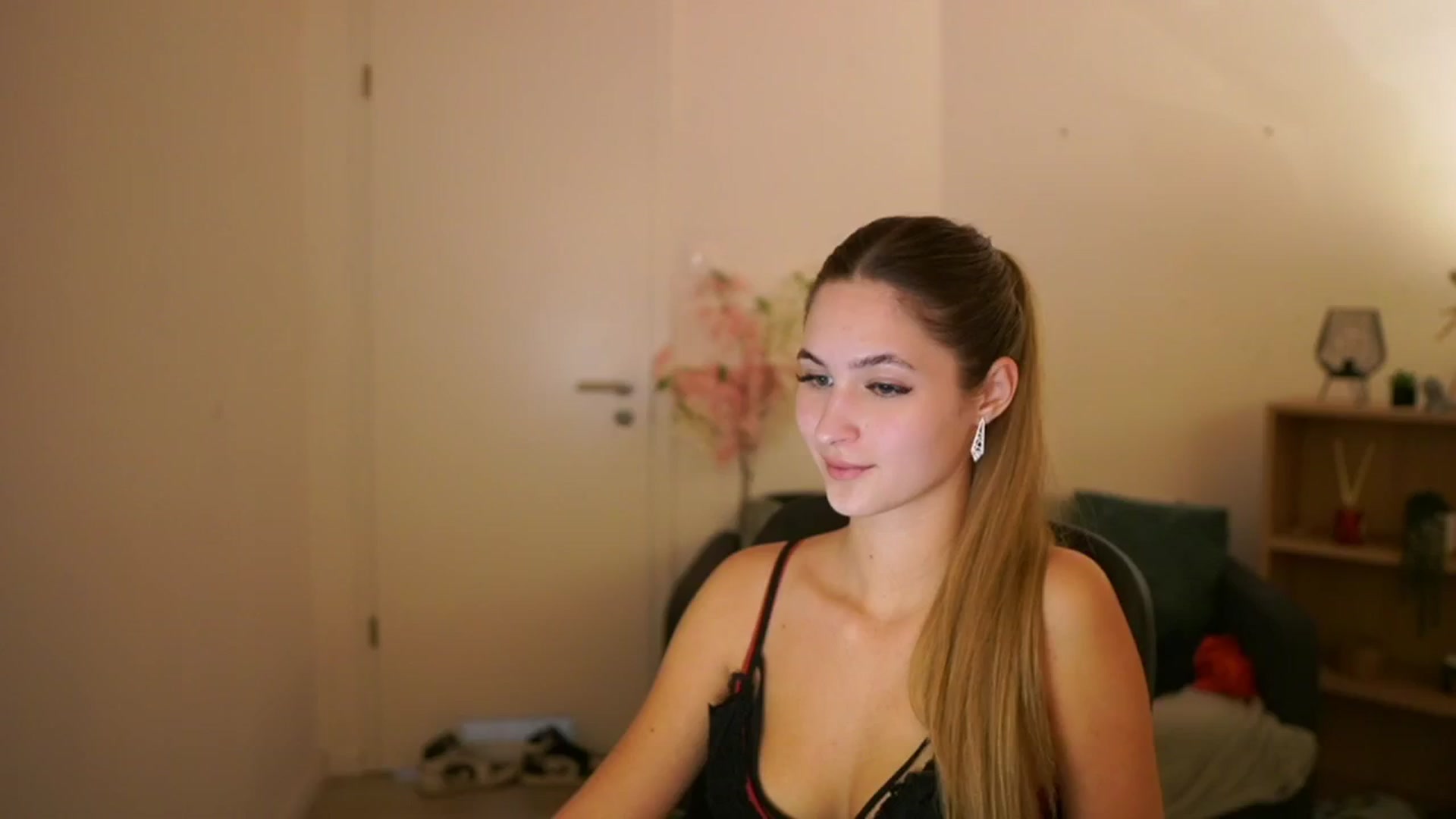 Gallery image thumbnail from CuteGirl_18's myfreecams stream on, 03/13/2025, 16:36 image 8 of 20