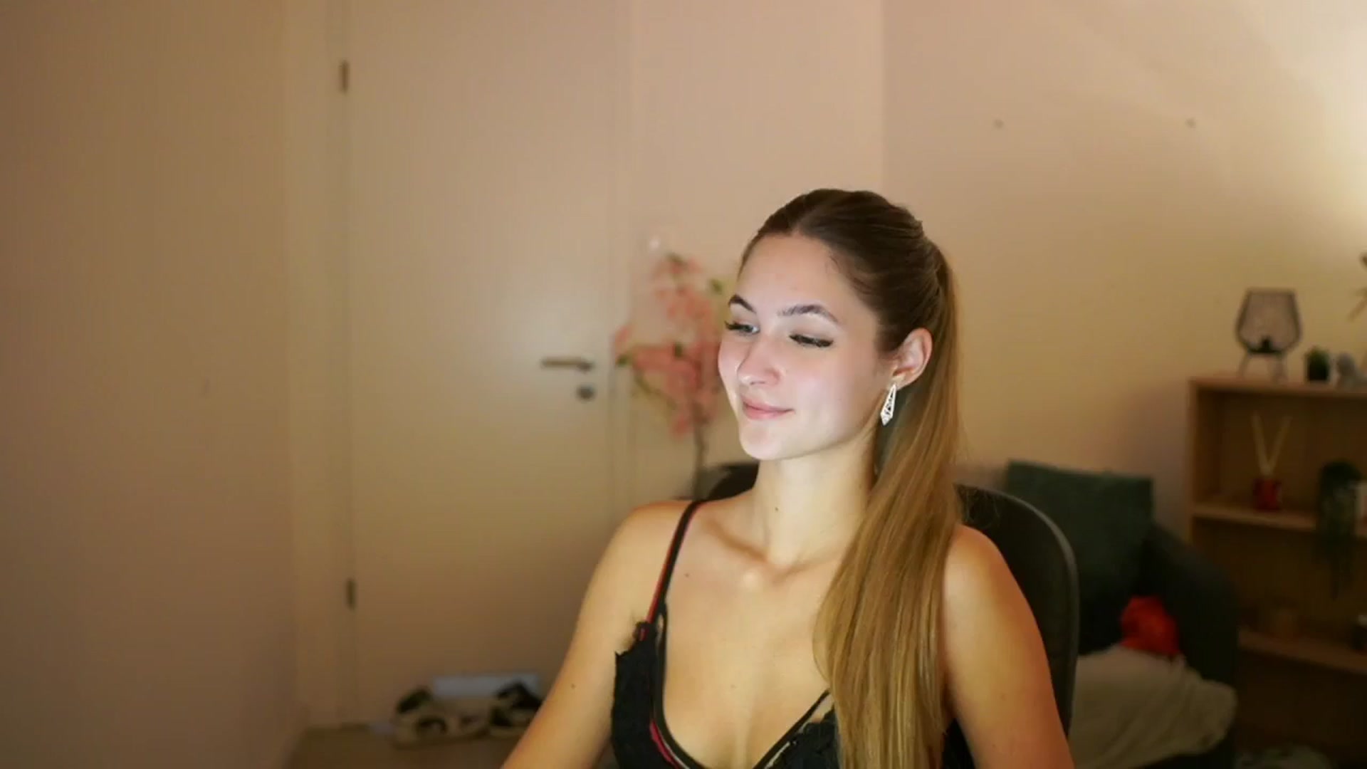 Gallery image thumbnail from CuteGirl_18's myfreecams stream on, 03/13/2025, 16:36 image 9 of 20
