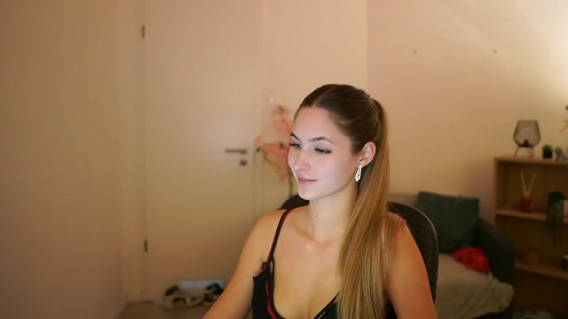 Gallery image thumbnail from CuteGirl_18's myfreecams stream on, 03/13/2025, 16:36 image 2 of 20