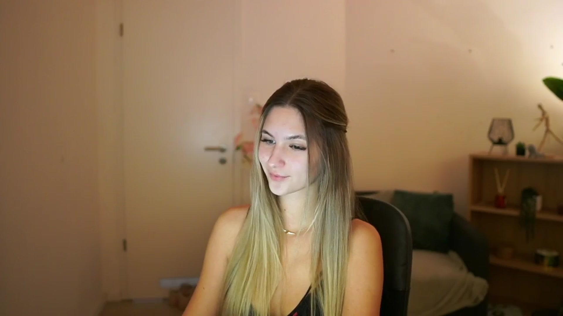 Gallery image thumbnail from CuteGirl_18's myfreecams stream on, 03/15/2025, 14:14 image 7 of 20