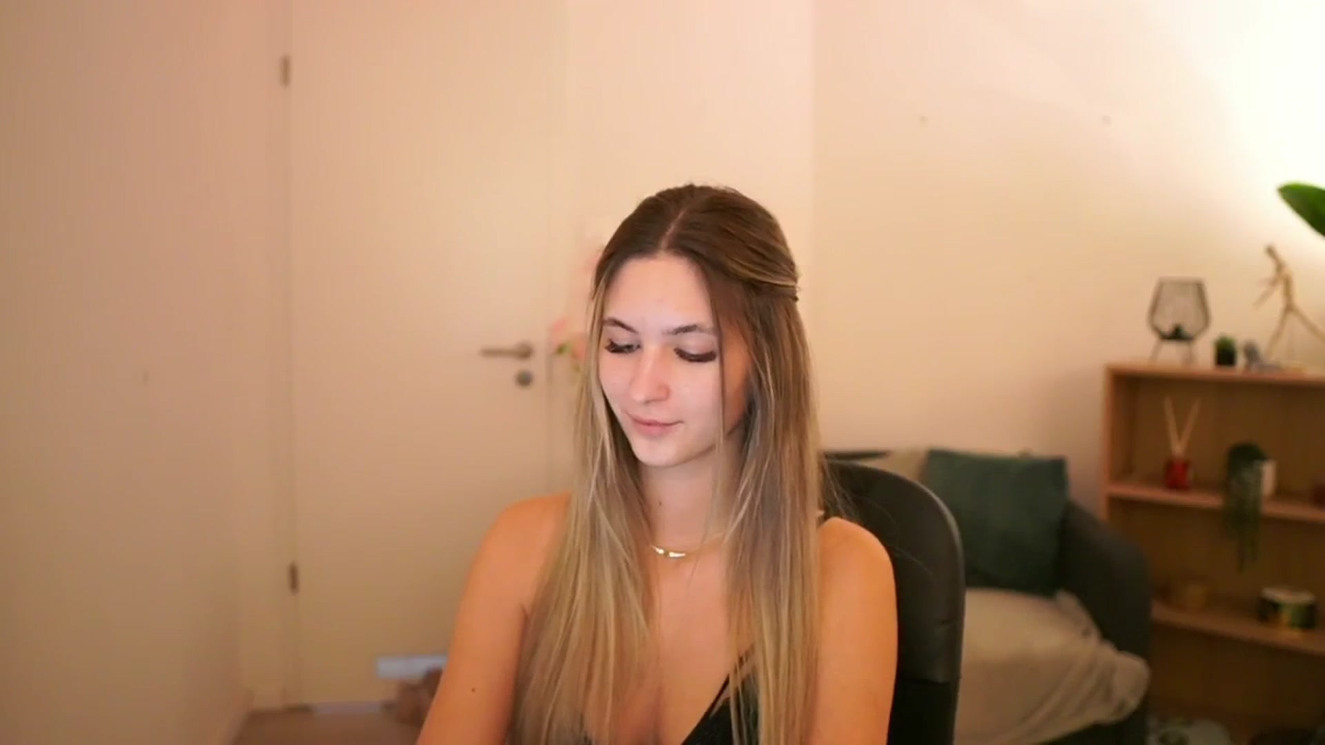 Gallery image thumbnail from CuteGirl_18's myfreecams stream on, 03/15/2025, 14:14 image 2 of 20
