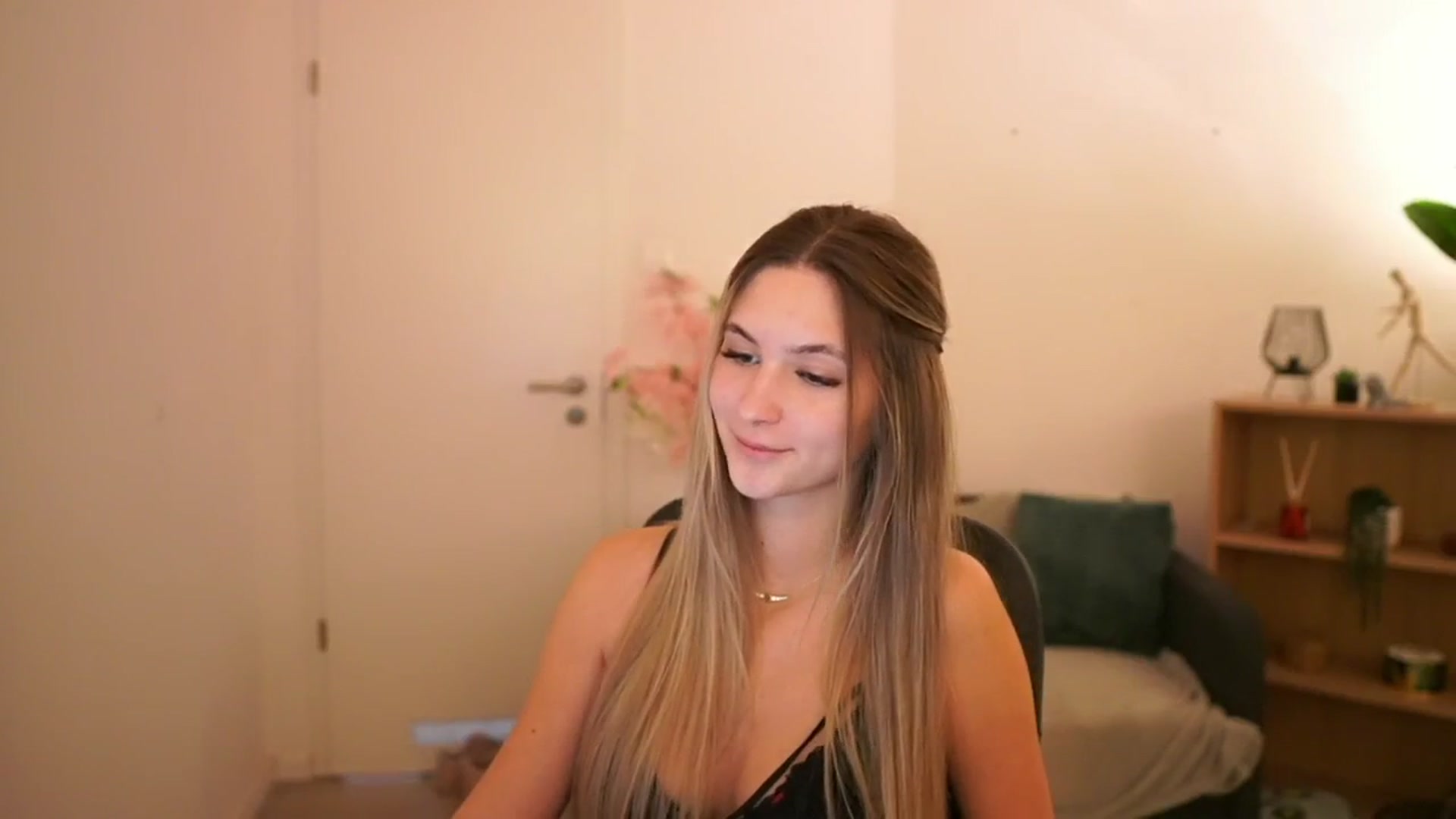 Gallery image thumbnail from CuteGirl_18's myfreecams stream on, 03/15/2025, 14:14 image 4 of 20