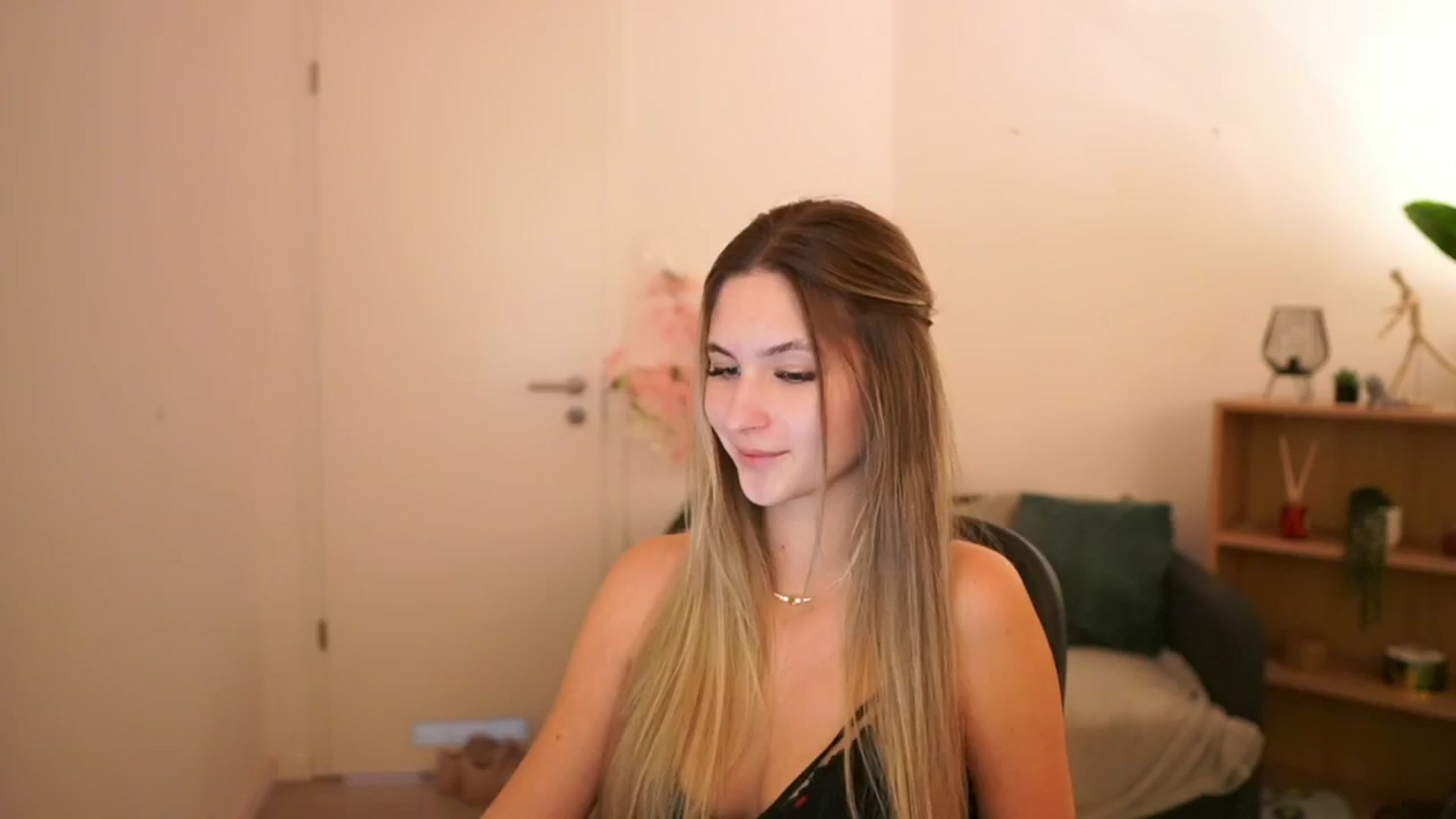 Gallery image thumbnail from CuteGirl_18's myfreecams stream on, 03/15/2025, 14:14 image 1 of 20