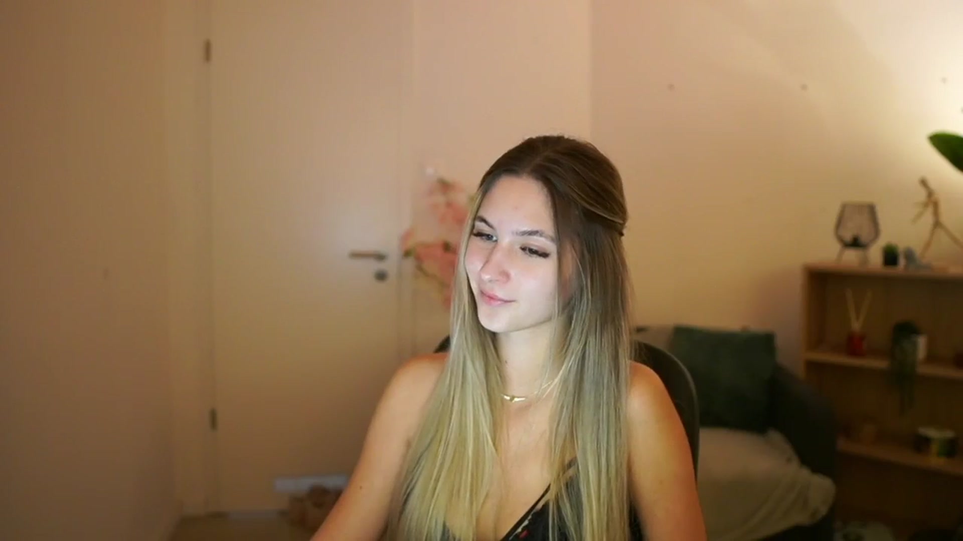 Gallery image thumbnail from CuteGirl_18's myfreecams stream on, 03/15/2025, 14:14 image 9 of 20