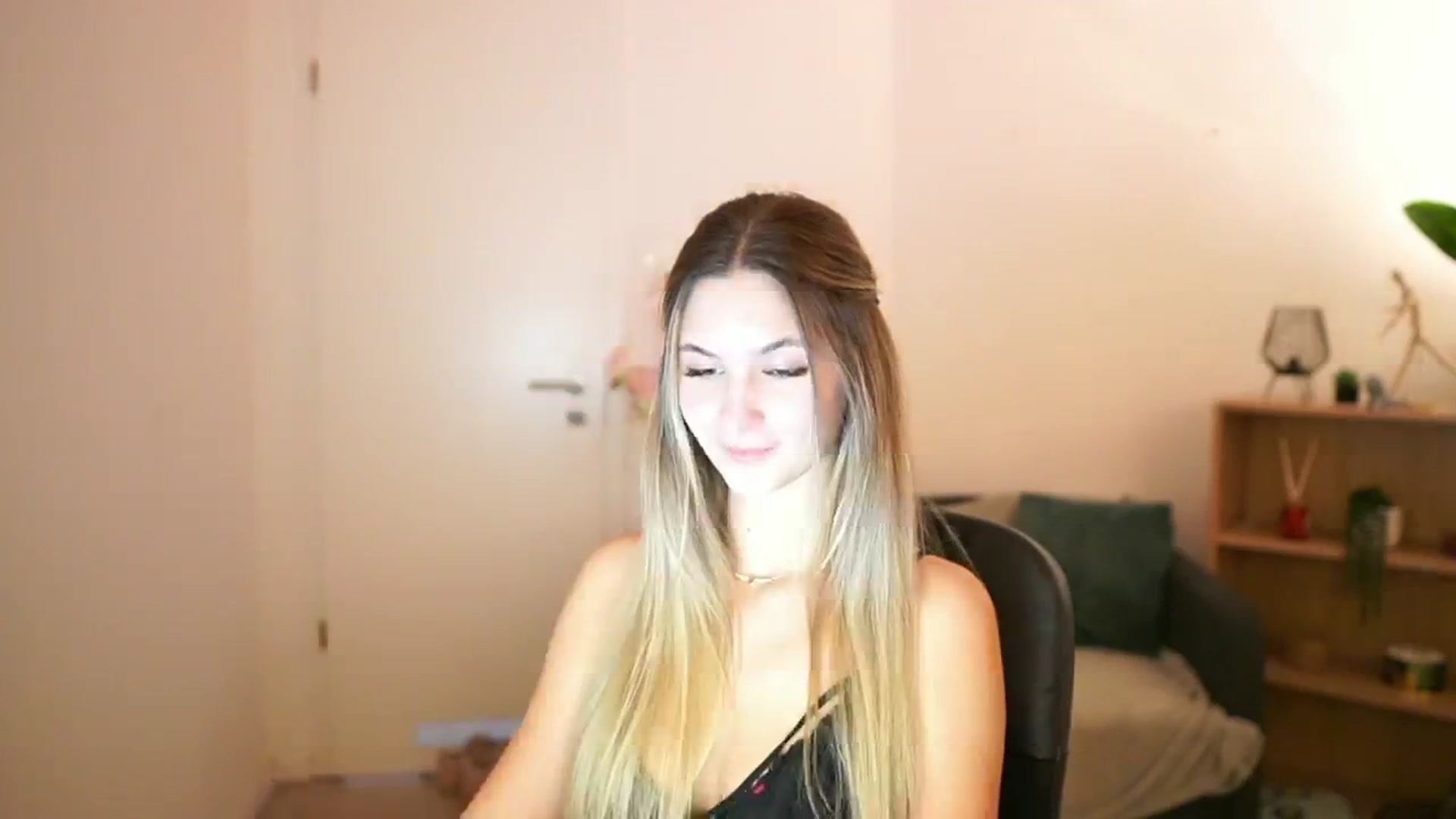 Gallery image thumbnail from CuteGirl_18's myfreecams stream on, 03/15/2025, 14:14 image 5 of 20