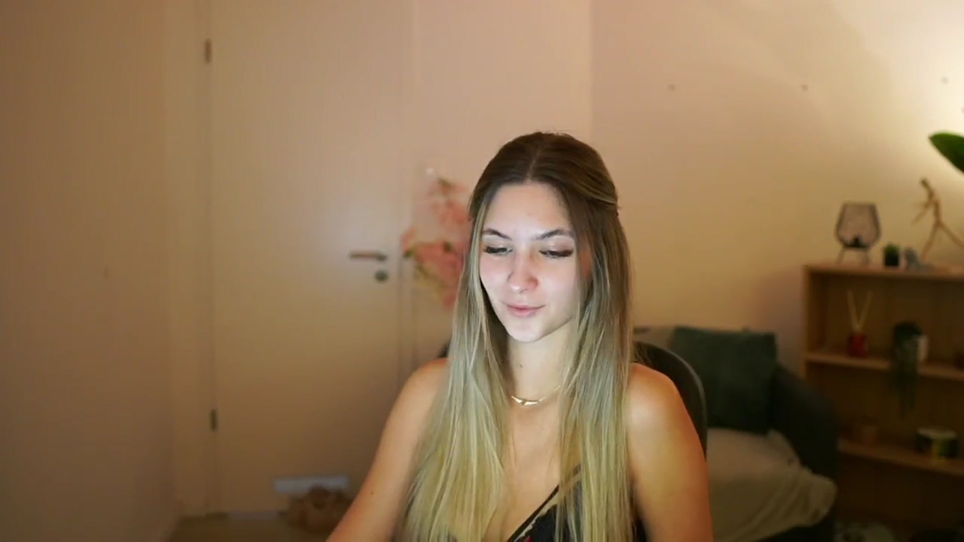 Gallery image thumbnail from CuteGirl_18's myfreecams stream on, 03/15/2025, 14:14 image 11 of 20