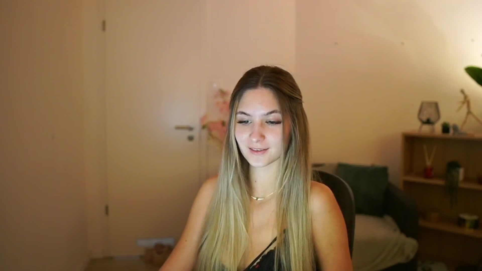 Gallery image thumbnail from CuteGirl_18's myfreecams stream on, 03/15/2025, 14:14 image 8 of 20