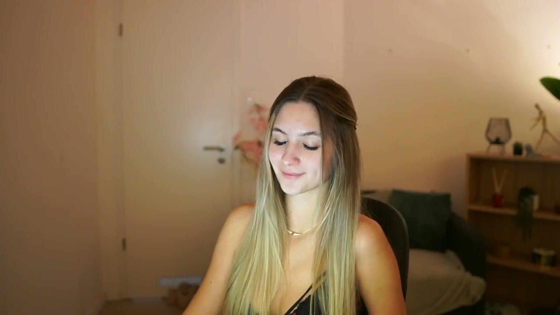 Gallery image thumbnail from CuteGirl_18's myfreecams stream on, 03/15/2025, 14:14 image 6 of 20