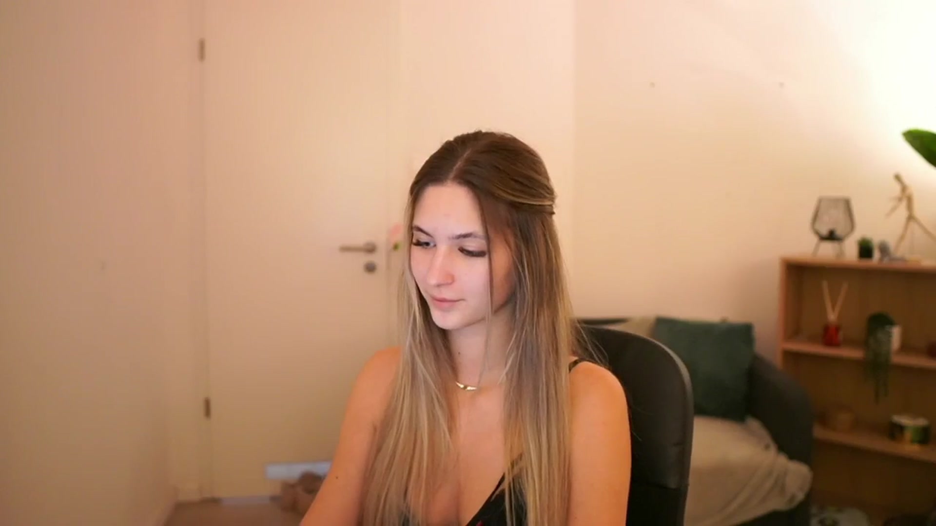 Gallery image thumbnail from CuteGirl_18's myfreecams stream on, 03/15/2025, 14:14 image 3 of 20