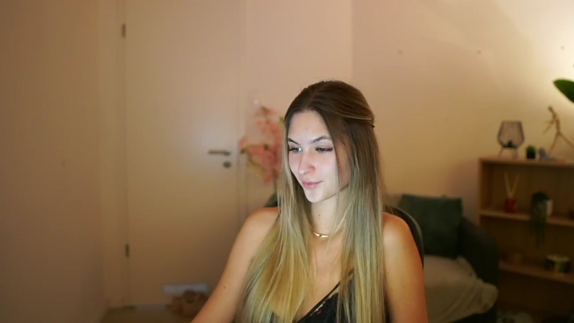 Gallery image thumbnail from CuteGirl_18's myfreecams stream on, 03/15/2025, 14:14 image 12 of 20