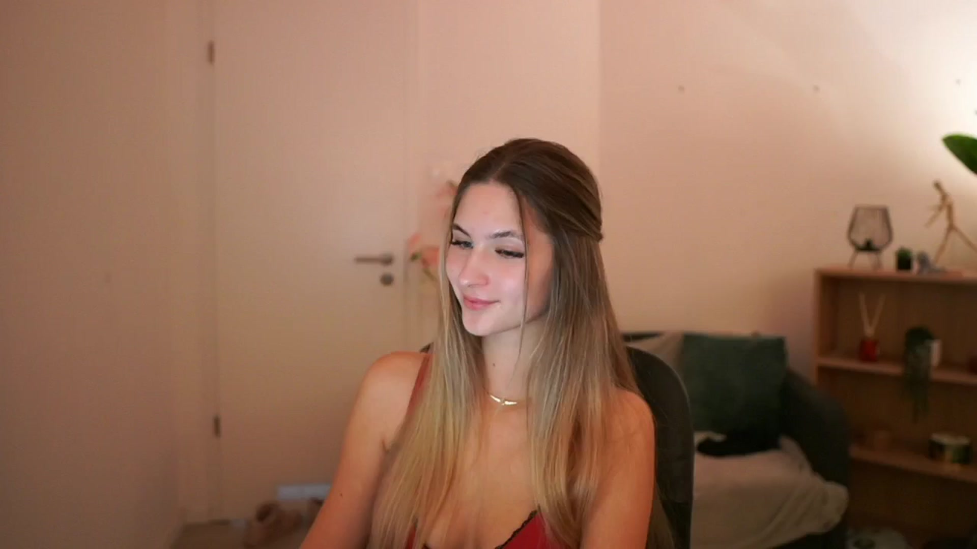 Gallery image thumbnail from CuteGirl_18's myfreecams stream on, 03/15/2025, 17:33 image 16 of 20