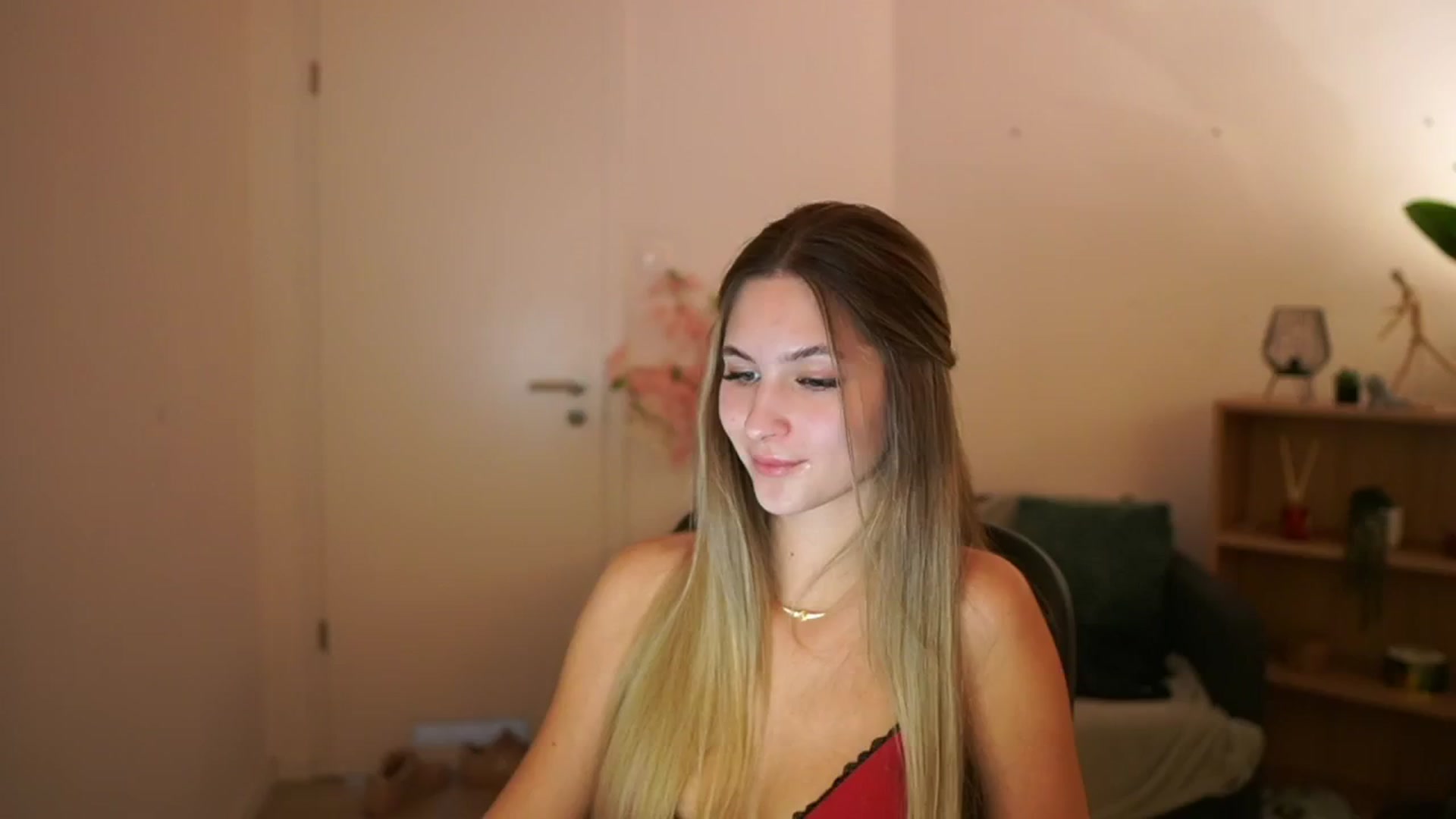 Gallery image thumbnail from CuteGirl_18's myfreecams stream on, 03/15/2025, 18:26 image 3 of 20