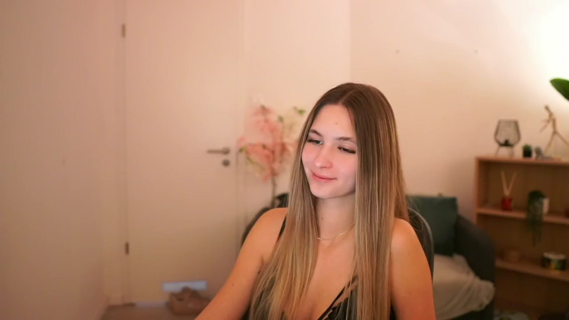 Gallery image thumbnail from CuteGirl_18's myfreecams stream on, 03/18/2025, 16:58 image 8 of 20